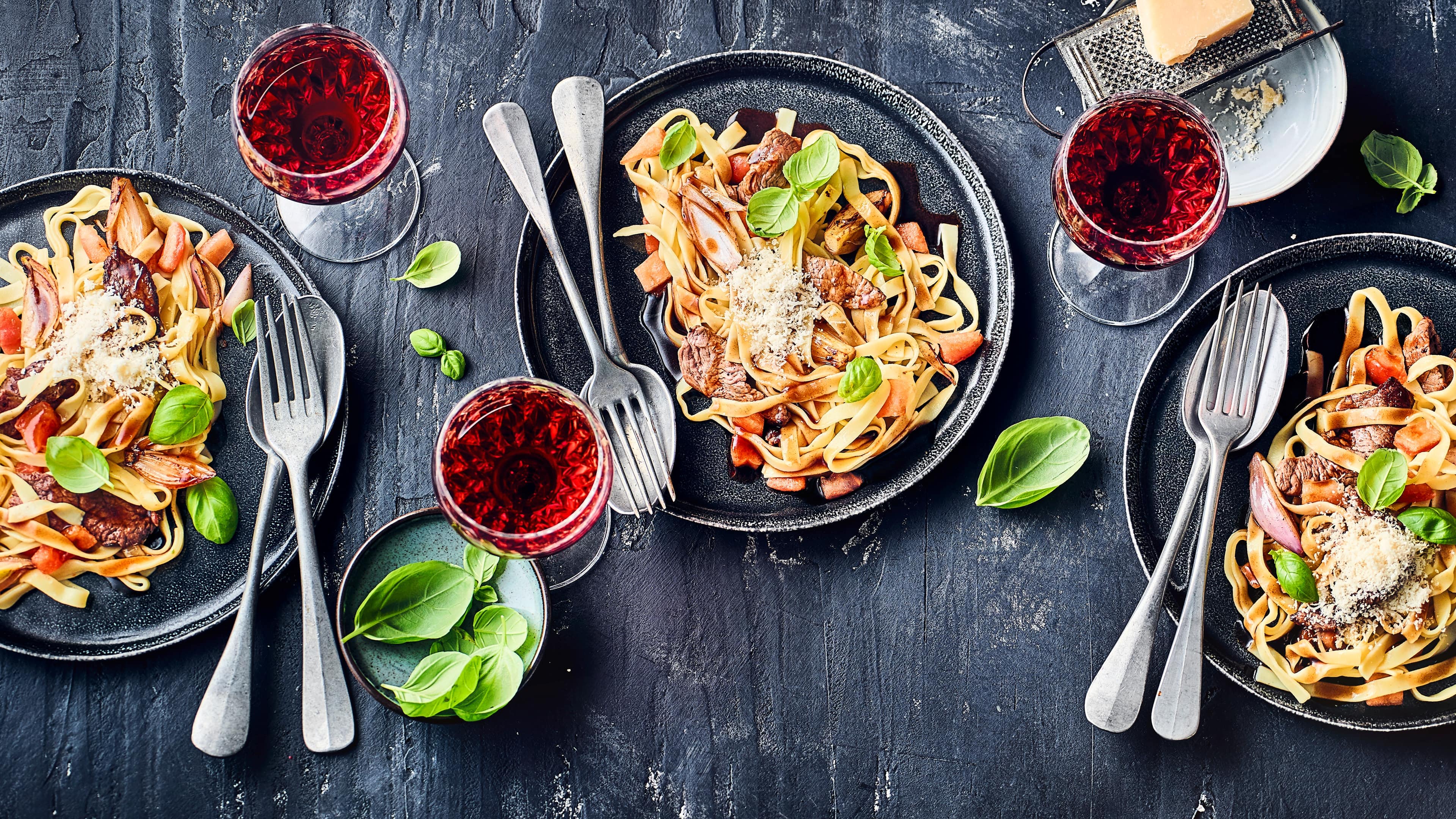 Tagliatelle al Vino Rosso Appetit auf ein leckeres Pastagericht in Rotweinsoße? Dann probieren Sie doch mal unser Rezept für Tagliatelle al Vino Rosso aus: Mit Rinderfiletspitzen, frischen Tomaten und Kräutern – fertig in 30 Minuten!