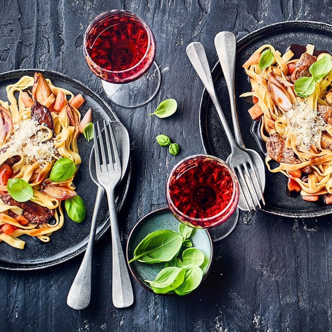 Appetit auf ein leckeres Pastagericht in Rotweinsoße? Dann probieren Sie doch mal unser Rezept für Tagliatelle al Vino Rosso aus: Mit Rinderfiletspitzen, frischen Tomaten und Kräutern – fertig in 30 Minuten!