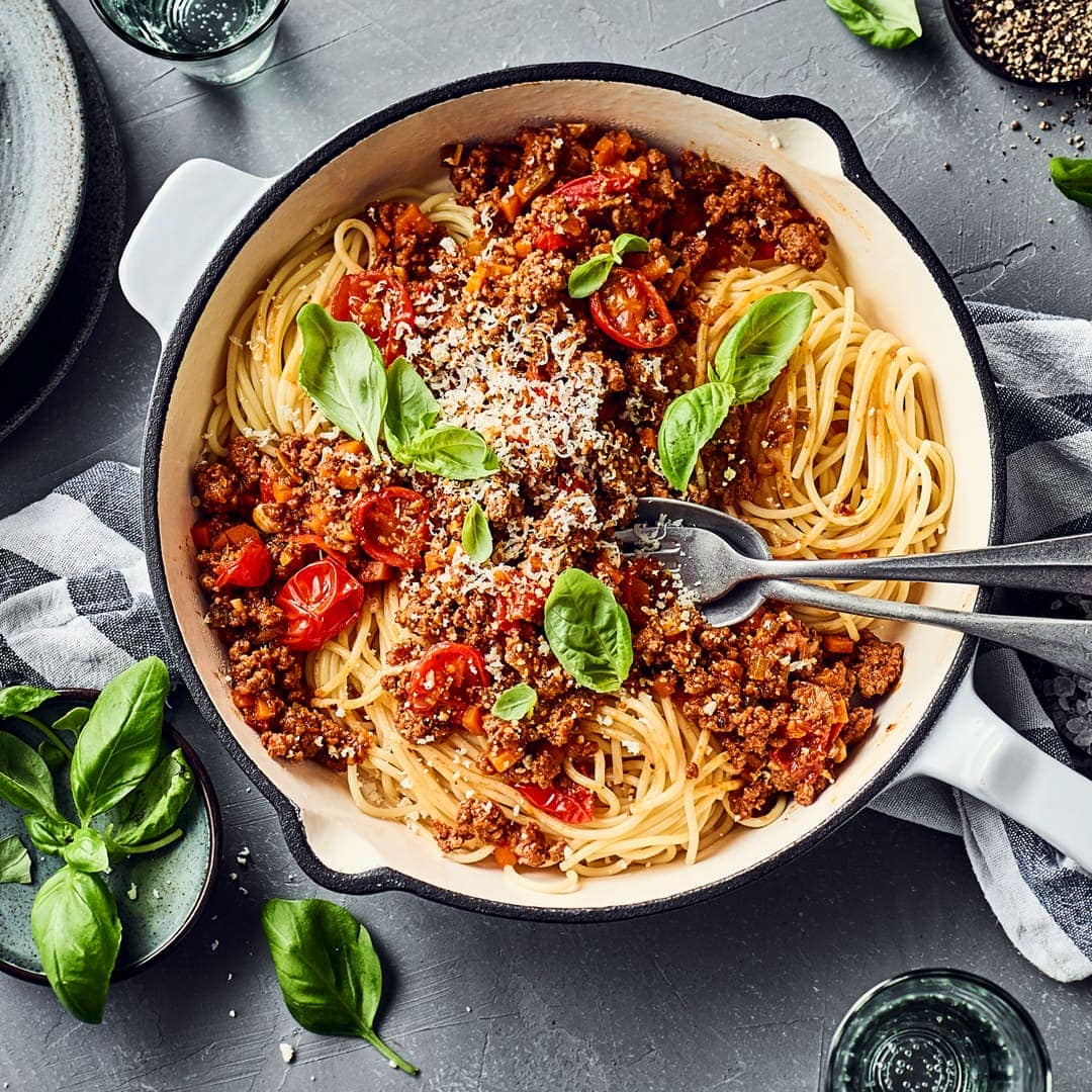 Mögen Sie es mediterran und herzhaft? Dann probieren Sie unsere Spaghettipfanne mit Kirschtomaten, Sellerie, Möhren und Rinderhack einmal aus – verfeinert mit einem Schuss Rotwein!