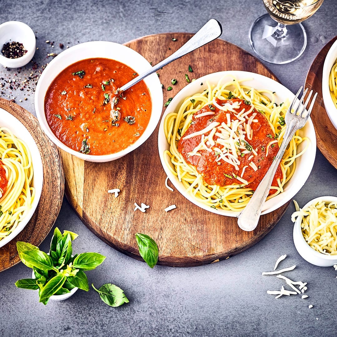 Sie suchen ein schnelles Pastagericht? Probieren Sie unsere Spaghetti mit Tomaten-Paprika-Sauce und Mozzarella – fertig in 20 Minuten!
