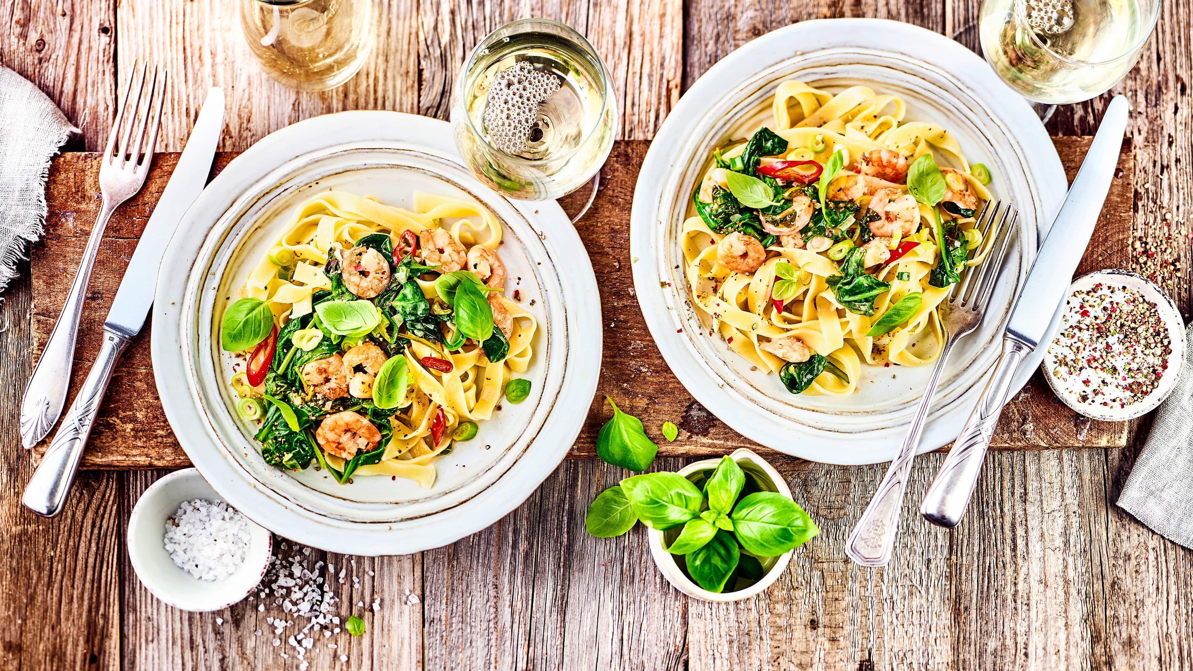 Linguine mit Scampi Schnelles Pastagericht mit Meeresfrüchten: Probieren Sie unsere Linguine mit Scampi, Spinat und Peperoni in Kokos-Soße – pikant und lecker!