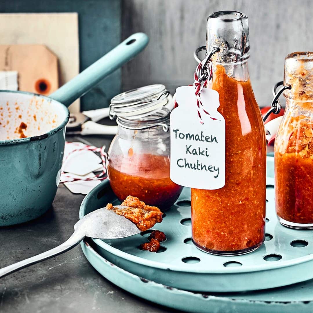 Ein scharfes Chutney aus Kaki und Tomaten - exotisch abgeschmeckt. Ein super Dip zu Fleischgerichten oder auch zu Baguette.