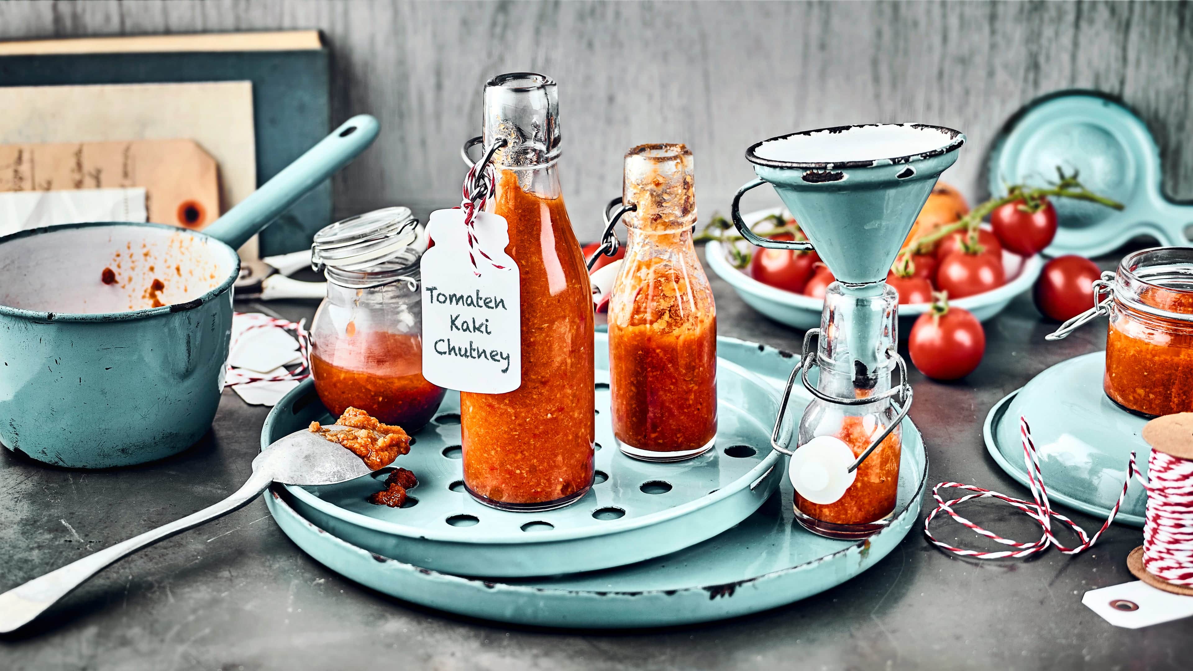 Tomaten-Kaki-Chutney Ein scharfes Chutney aus Kaki und Tomaten - exotisch abgeschmeckt. Ein super Dip zu Fleischgerichten oder auch zu Baguette.