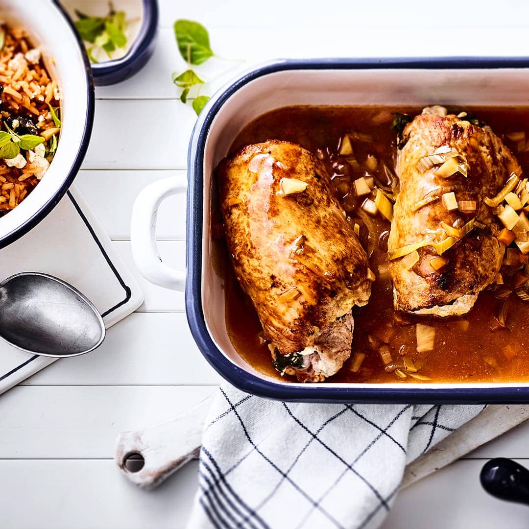 Köstliche Rouladen aus Schweinefleisch gefüllt mit Schinken, Feta und Spinat. Dazu passt leckerer Tomatenreis.