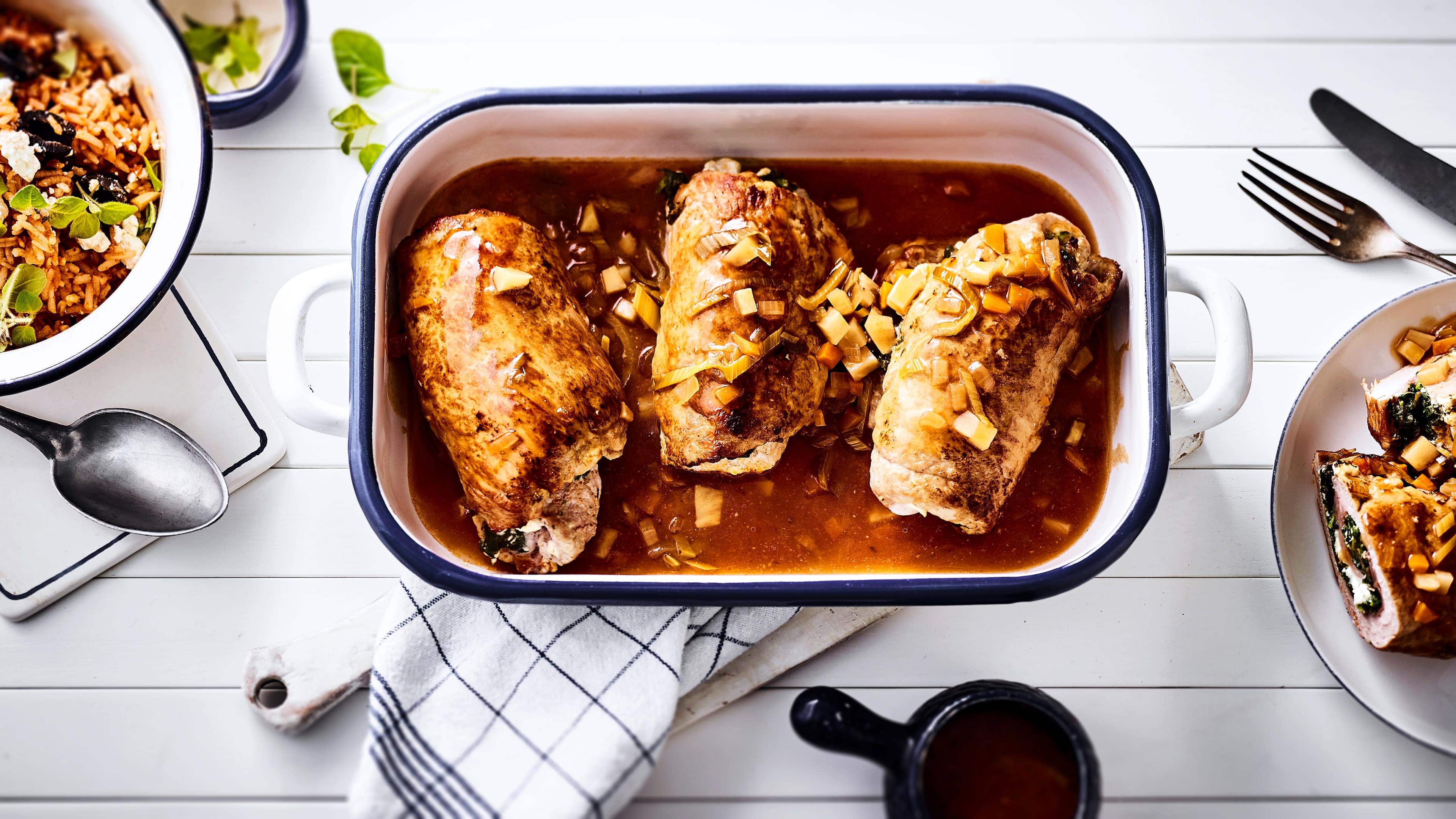 Griechische Rouladen Köstliche Rouladen aus Schweinefleisch gefüllt mit Schinken, Feta und Spinat. Dazu passt leckerer Tomatenreis.