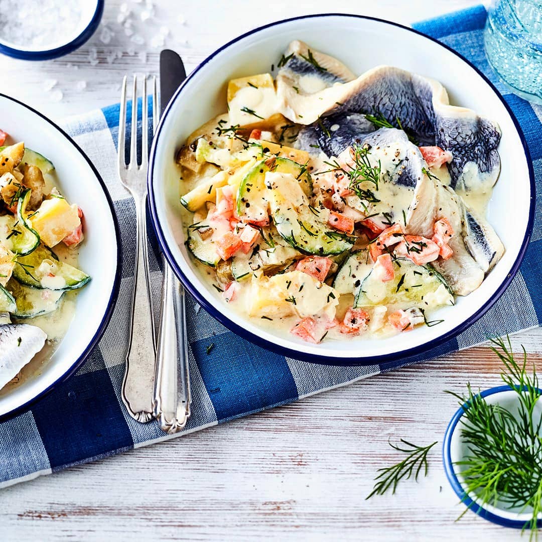 Probieren Sie unsere Variante dieses klassischen Fischgerichts einmal aus: Gurken-Kartoffeln mit Möhre und Dill in einer pikanten Frischkäse-Soße, dazu Bismarck-Hering – fertig in 35 Minuten!