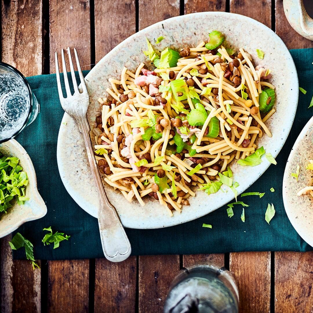 Ein bekanntes Nudelgericht aus Apulien: Entdecken Sie unsere Spaghetti mit Speck, Sellerie, Weißwein und nährstoffreichen braunen Linsen.