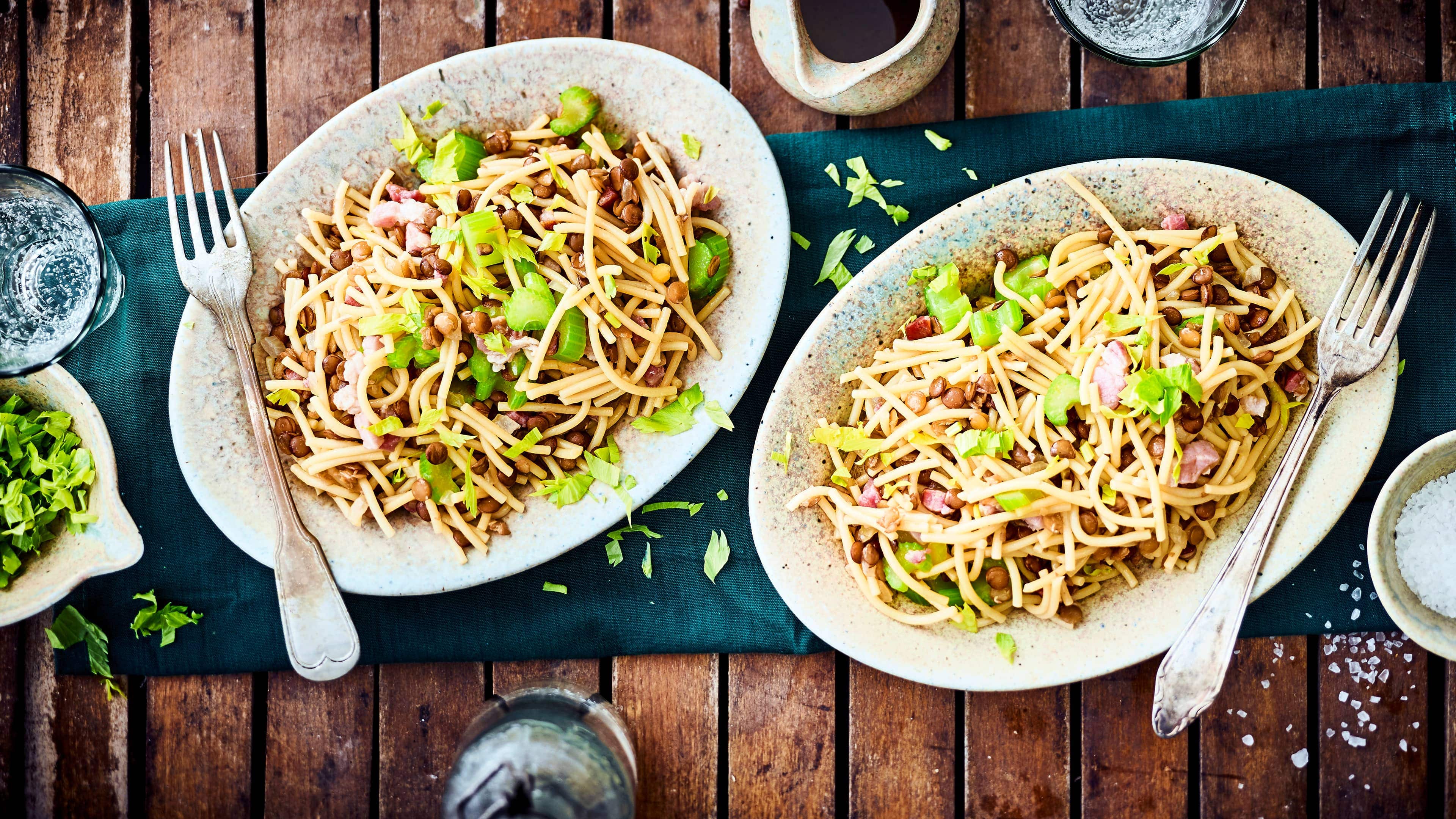 Pasta mit Linsen Ein bekanntes Nudelgericht aus Apulien: Entdecken Sie unsere Spaghetti mit Speck, Sellerie, Weißwein und nährstoffreichen braunen Linsen.