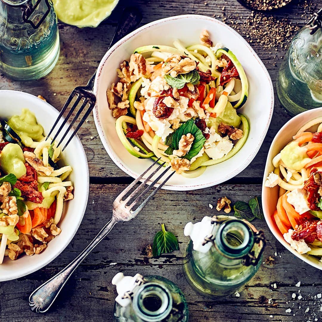 Unsere Nudeln bieten eine leichte Alternative zu Pasta aus Weizenprodukten: Kochen Sie unser Gemüsespaghetti-Rezept mit Feta und getrockneten Tomaten nach.