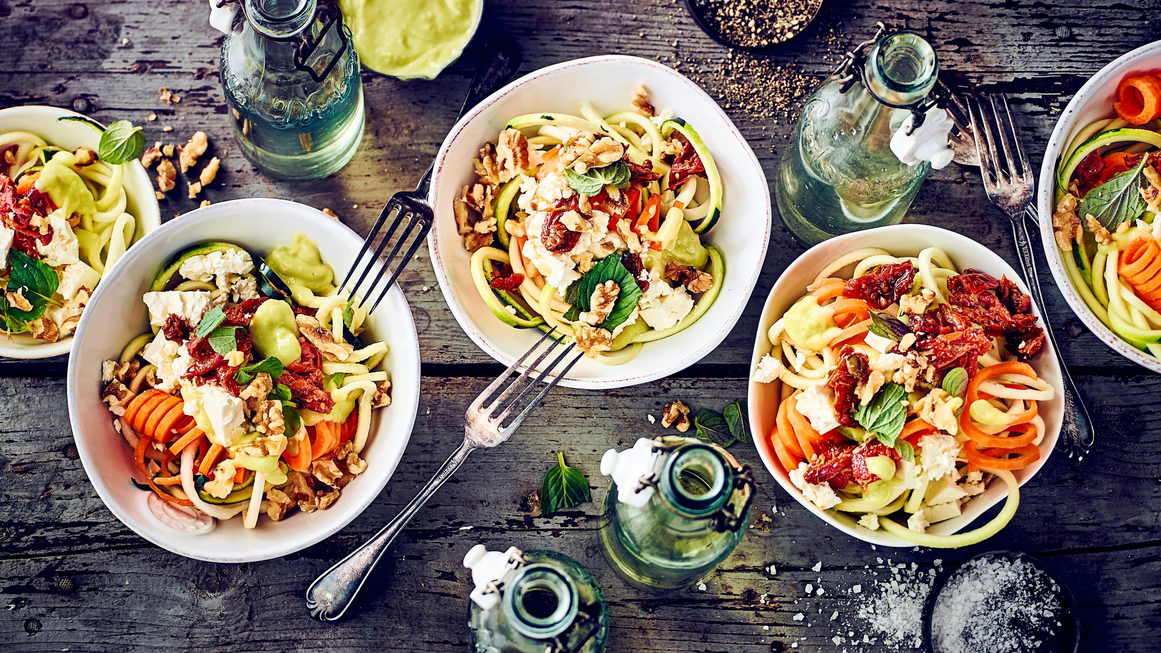 Gemüse-Spaghetti Unsere Nudeln bieten eine leichte Alternative zu Pasta aus Weizenprodukten: Kochen Sie unser Gemüsespaghetti-Rezept mit Feta und getrockneten Tomaten nach.