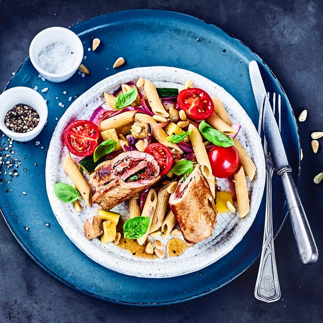 Unser Rezept für Involtini mit Pastasalat aus Vollkornpenne, Aubergine, Zucchini, frischen Tomaten und Paprika ist laktosefrei – gleich ausprobieren!