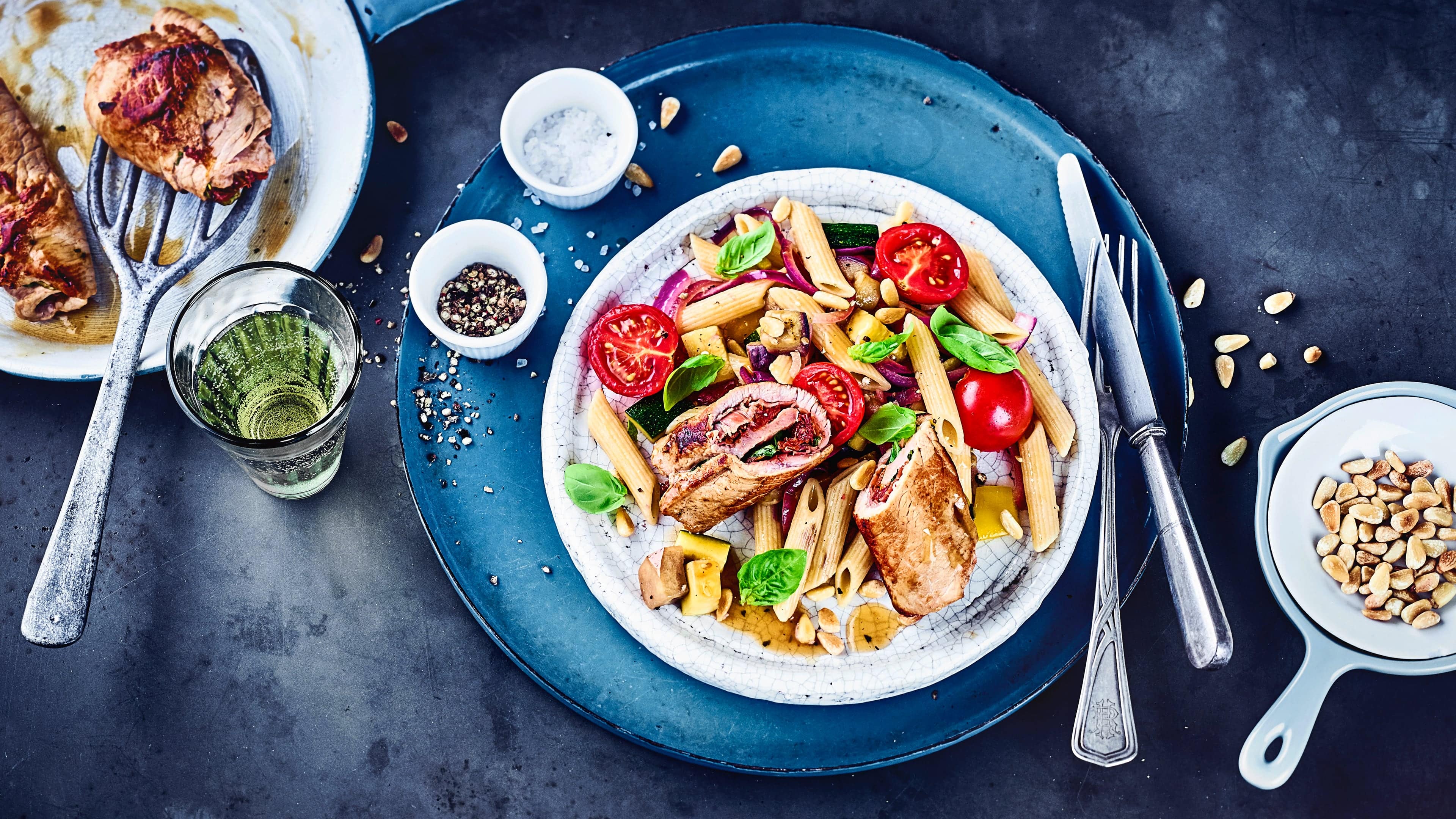 Involtini mit Pastasalat Unser Rezept für Involtini mit Pastasalat aus Vollkornpenne, Aubergine, Zucchini, frischen Tomaten und Paprika ist laktosefrei – gleich ausprobieren!