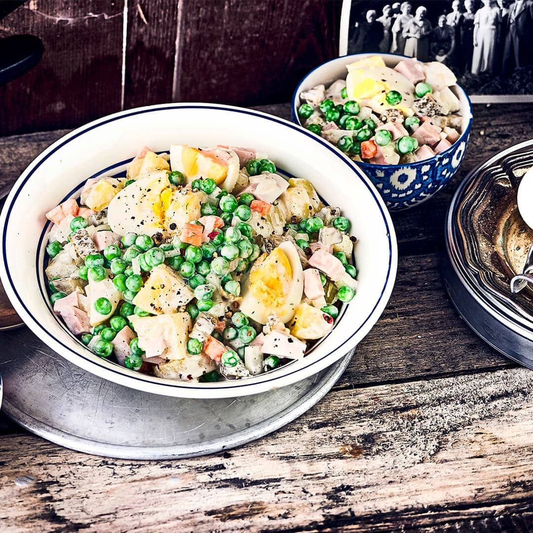 Bei Kartoffeln, Eiern, Gewürzgurken und Erbsen auf keinen Fall die Mayonnaise vergessen und ganz einfach ist der russische Salat fertig!