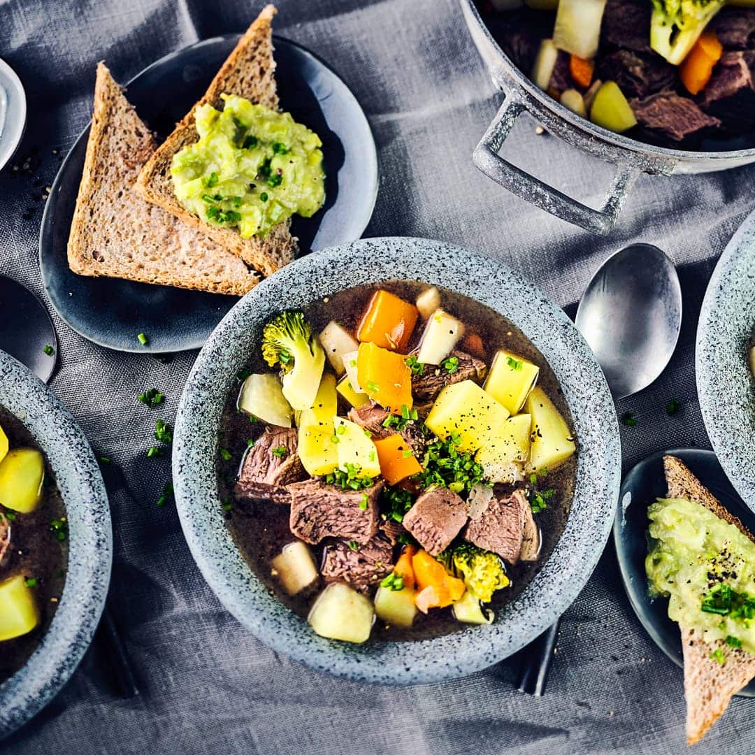 Der Klassiker einmal anders: Probieren Sie unser Kartoffel-Gemüse-Eintopf-Rezept mit Tafelspitz, Ingwer und pikantem Avocado-Meerrettich-Dip aus!