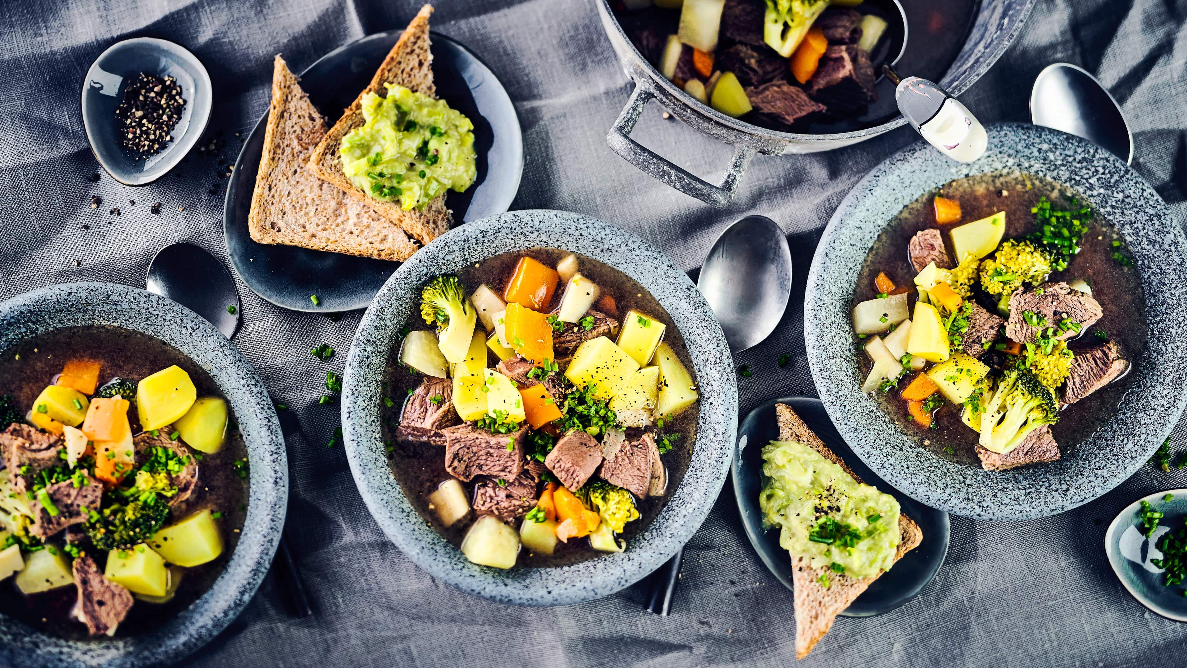 Kartoffel-Gemüse-Eintopf Der Klassiker einmal anders: Probieren Sie unser Kartoffel-Gemüse-Eintopf-Rezept mit Tafelspitz, Ingwer und pikantem Avocado-Meerrettich-Dip aus!