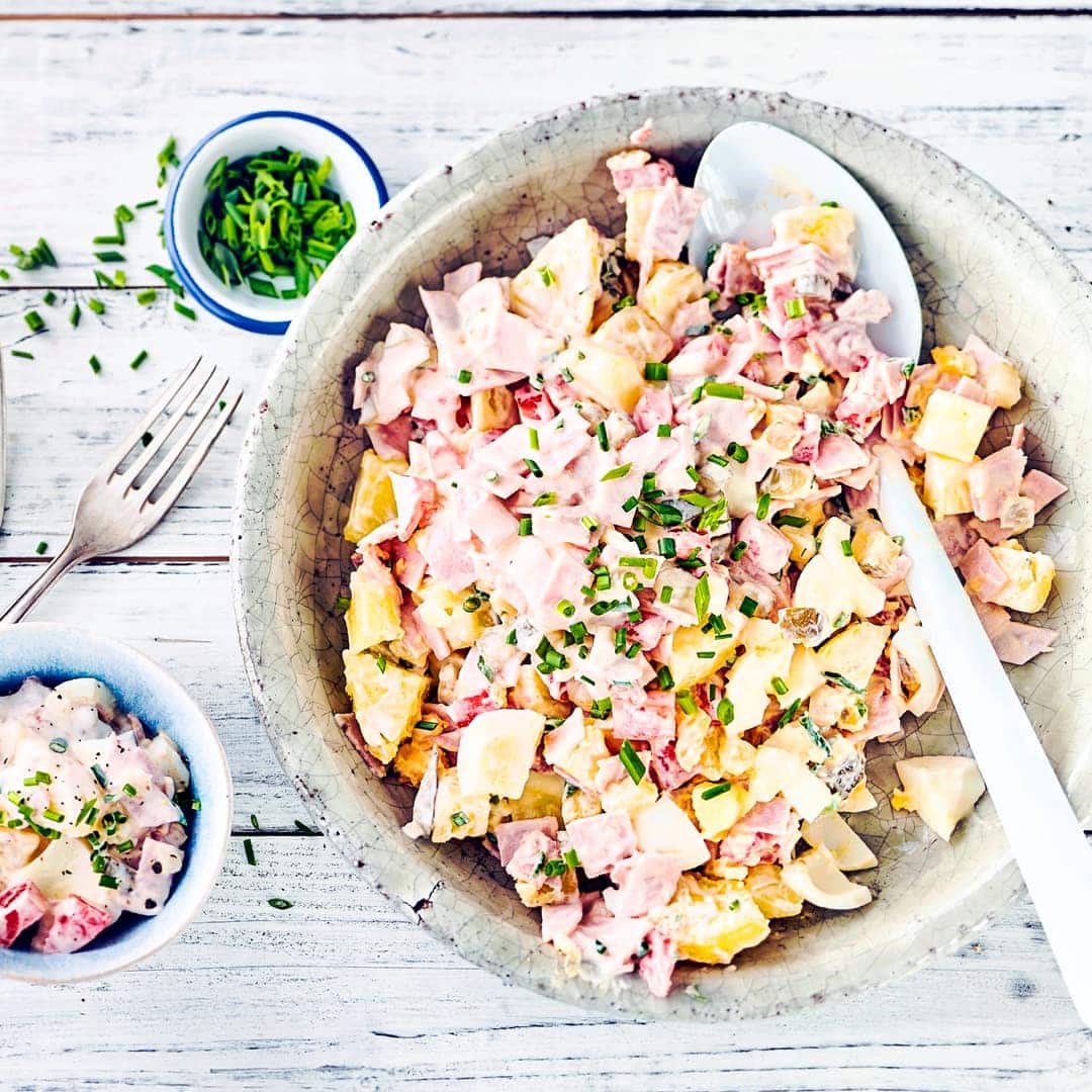 Für Ihr nächstes Party-Büfett: Probieren Sie unseren Eiersalat mit Kartoffeln, Schinken, Tomaten, Schnittlauch und Gewürzgurken an Mayonnaise-Joghurt-Dressing!