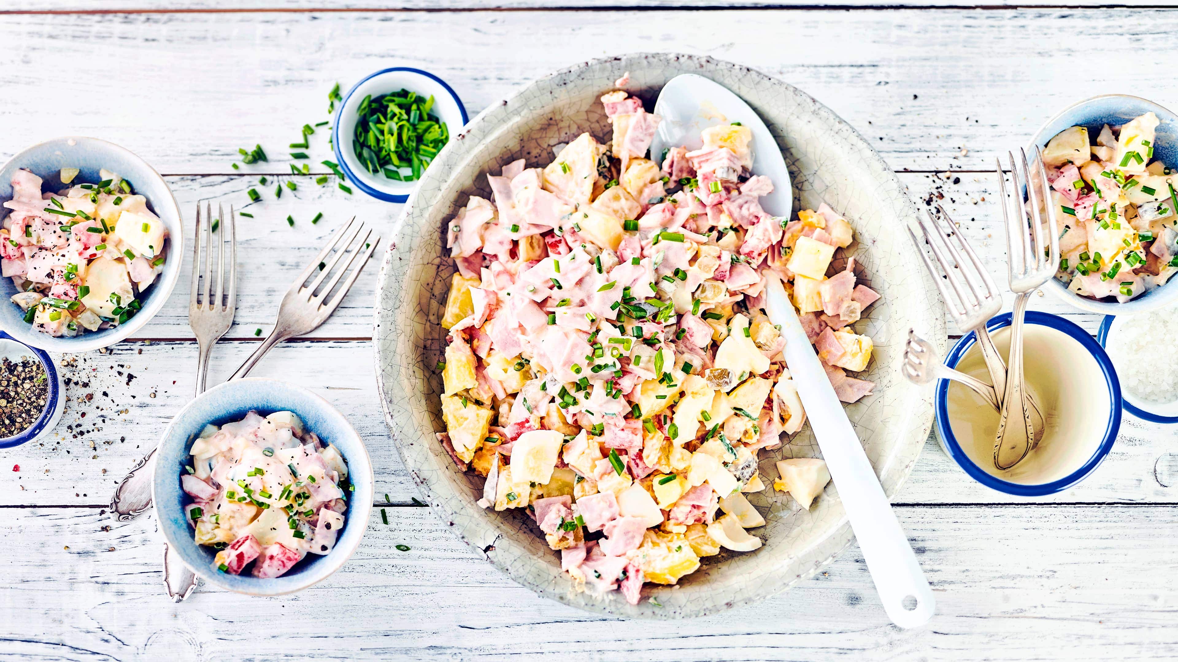 Eiersalat mit Kartoffeln Für Ihr nächstes Party-Büfett: Probieren Sie unseren Eiersalat mit Kartoffeln, Schinken, Tomaten, Schnittlauch und Gewürzgurken an Mayonnaise-Joghurt-Dressing!