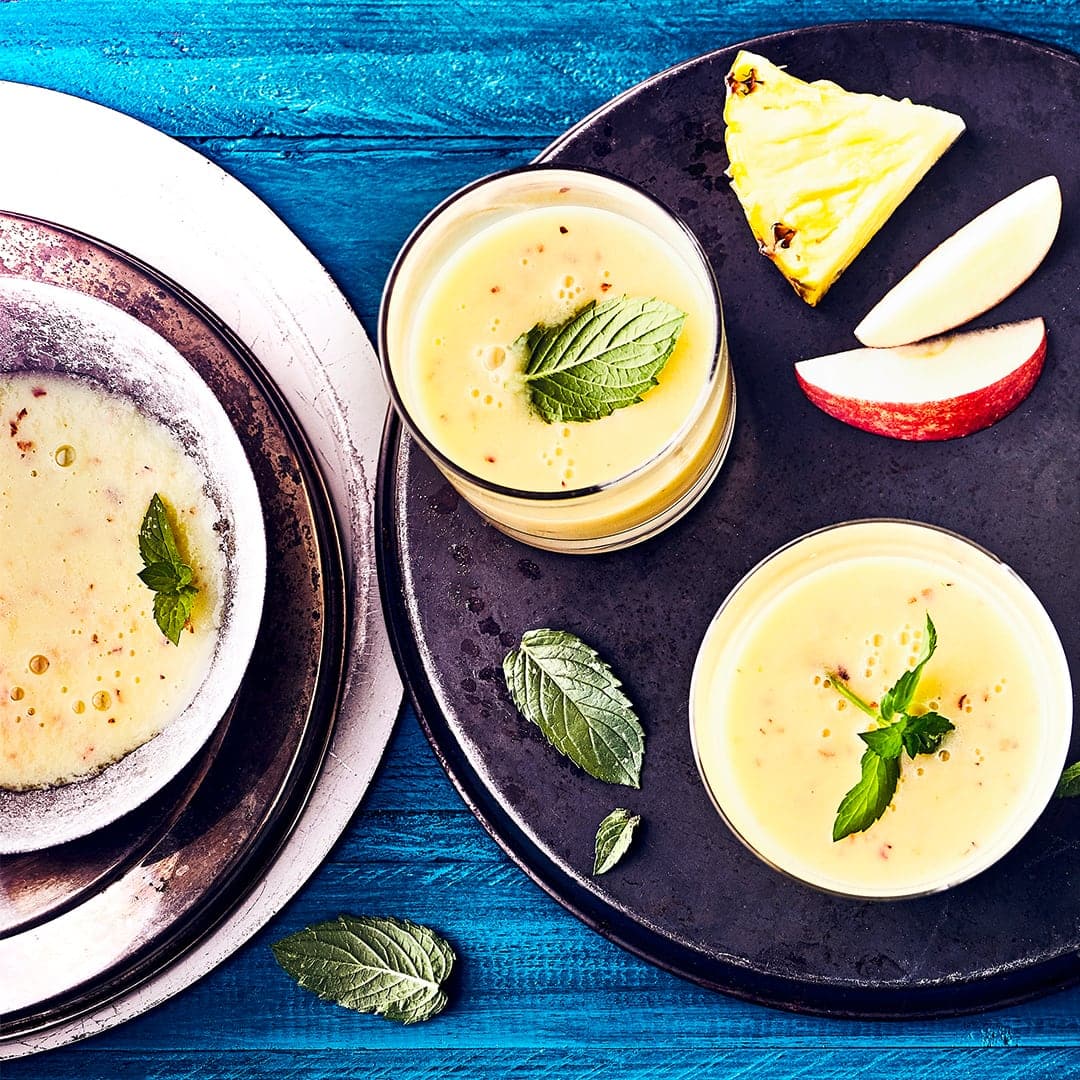In unserem Ananas-Shake vereinen sich Joghurt, Äpfel und Ananasfruchtfleisch zu einer exotischen Köstlichkeit. Probieren Sie auch weitere Obstmischungen!