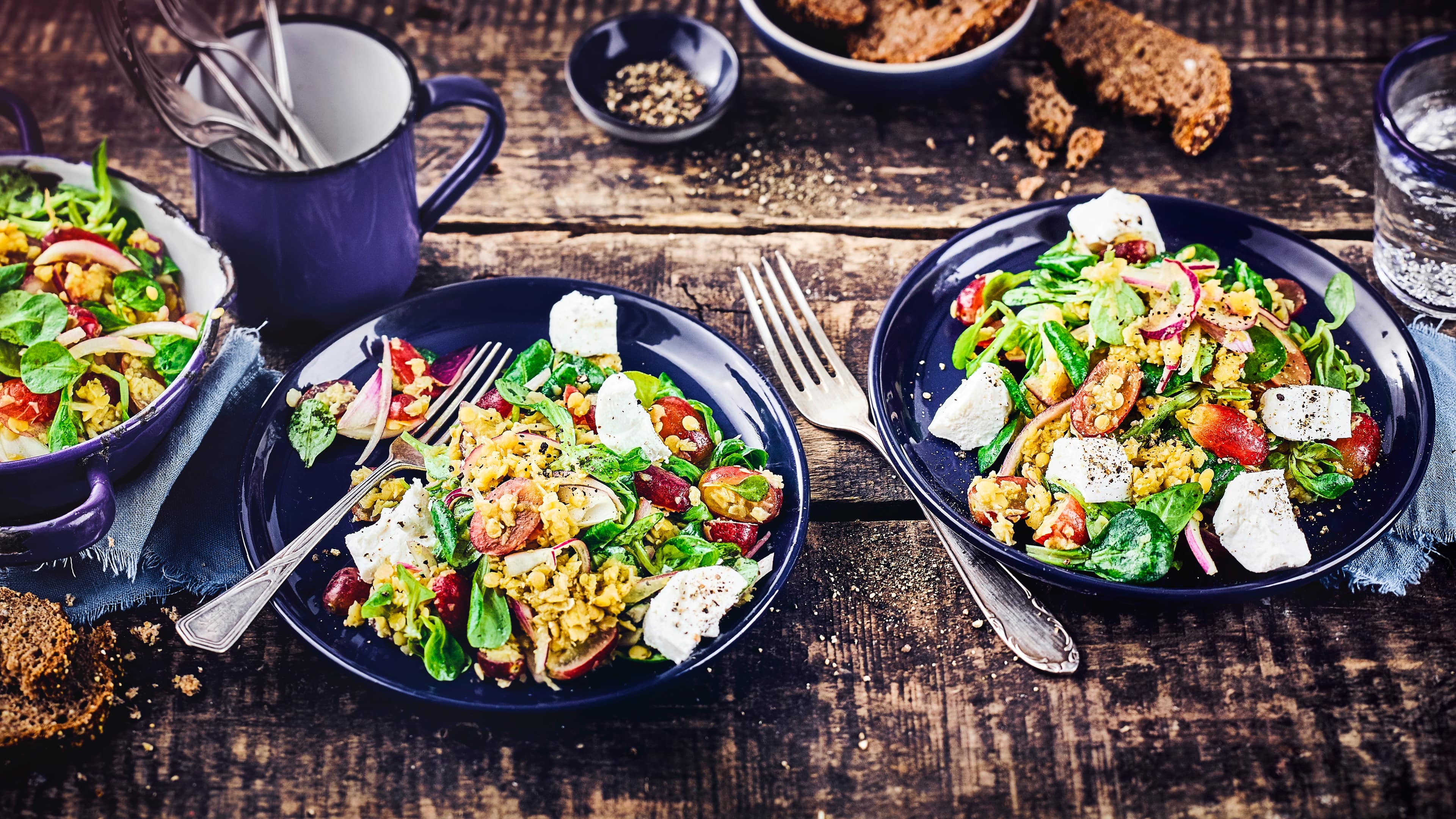 Linsensalat-mit-Trauben Ein vegetarisches Highlight: Unser Linsensalat mit Trauben verführt Sie mit süßen Trauben zu zartschmelzendem Ziegenkäse auf roten Linsen und Feldsalat!