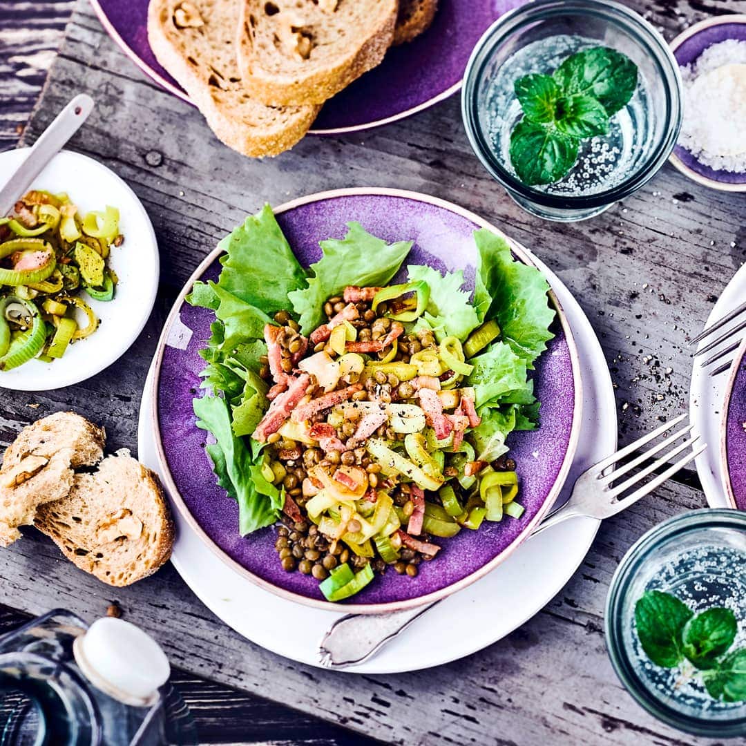 Suchen Sie ein schnelles, laktosefreies Gericht? Dann probieren Sie unseren Linsensalat mit Lauch, Endiviensalat und Speck – in einer halben Stunde fertig!