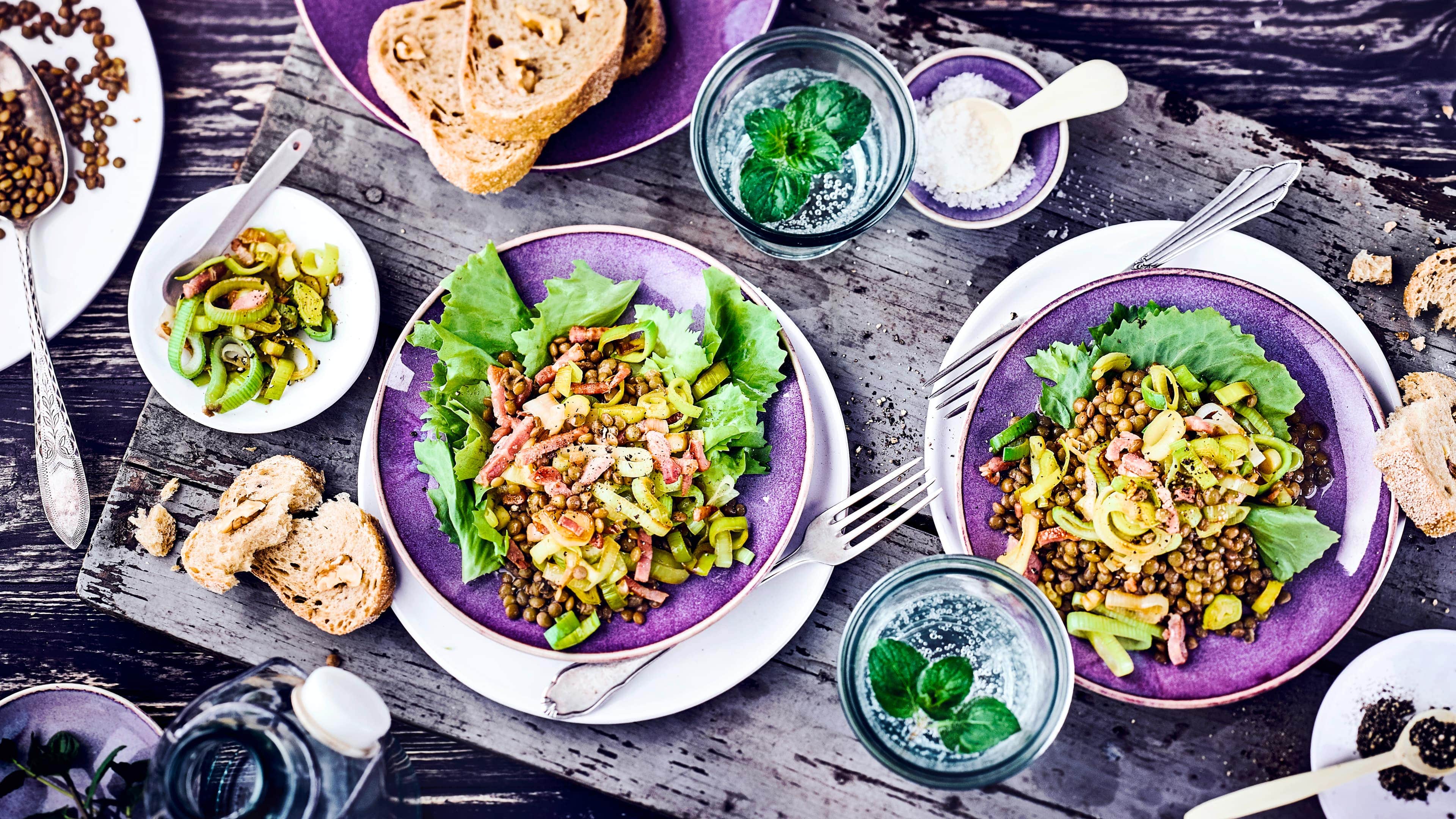 Linsensalat mit Lauch Suchen Sie ein schnelles, laktosefreies Gericht? Dann probieren Sie unseren Linsensalat mit Lauch, Endiviensalat und Speck – in einer halben Stunde fertig!
