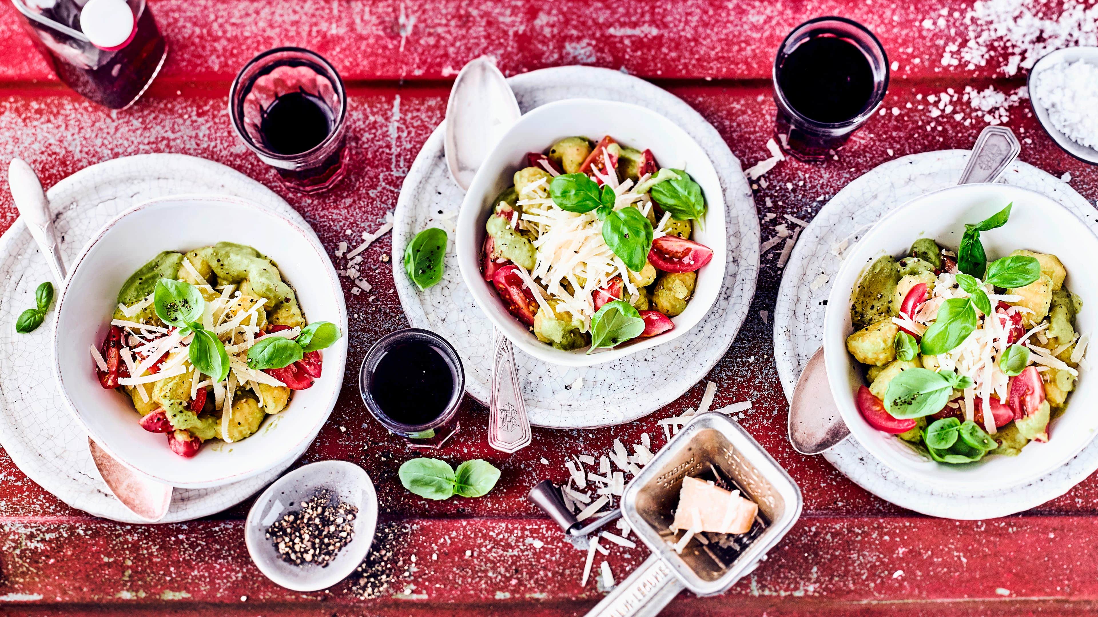 Gnocchi mit Basilikumsauce Ein leckeres Mittags-Gericht: Probieren Sie unsere Spinatgnocchi in Basilikumsauce mit Sellerie, Kirschtomaten und Parmesan! Einfach köstlich und wunderbar im Sommer zu genießen.