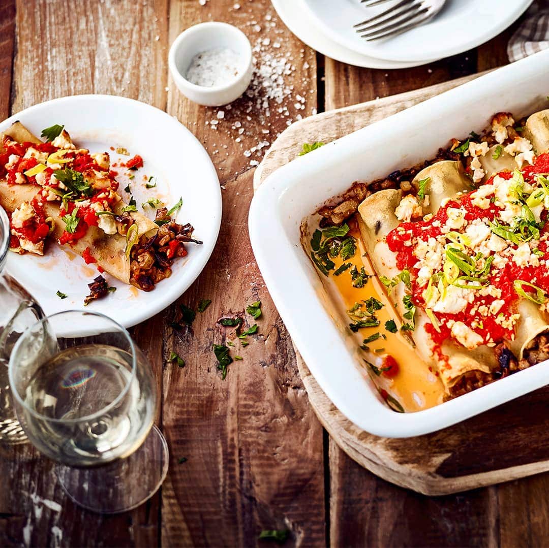 Probieren Sie unsere vegetarische Variante des italienischen Nudelklassikers: Canelloni mit Aubergine, Champignons und pikanter Paprika-Feta-Soße!