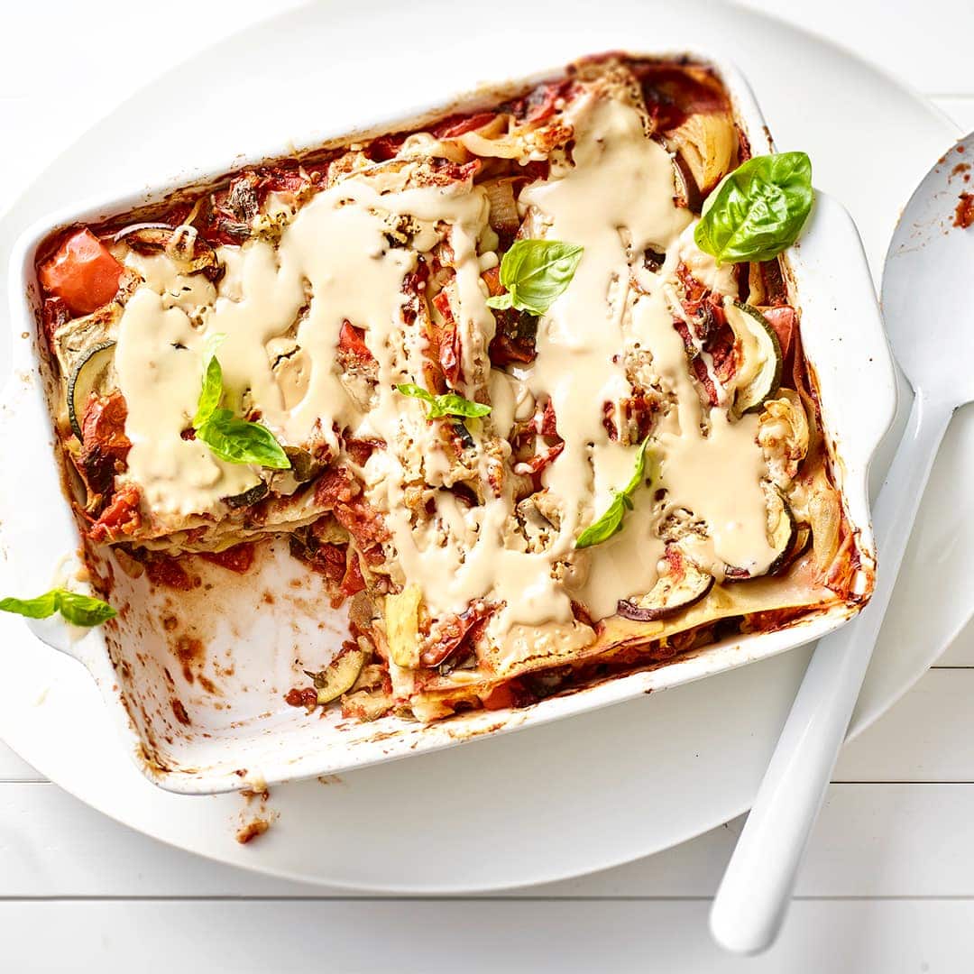 Kochen ganz ohne tierische Produkte: Lernen Sie das vegane Gemüse-Lasagne-Rezept von EDEKA kennen und entdecken Sie, dass Genuss kein Fleisch braucht!