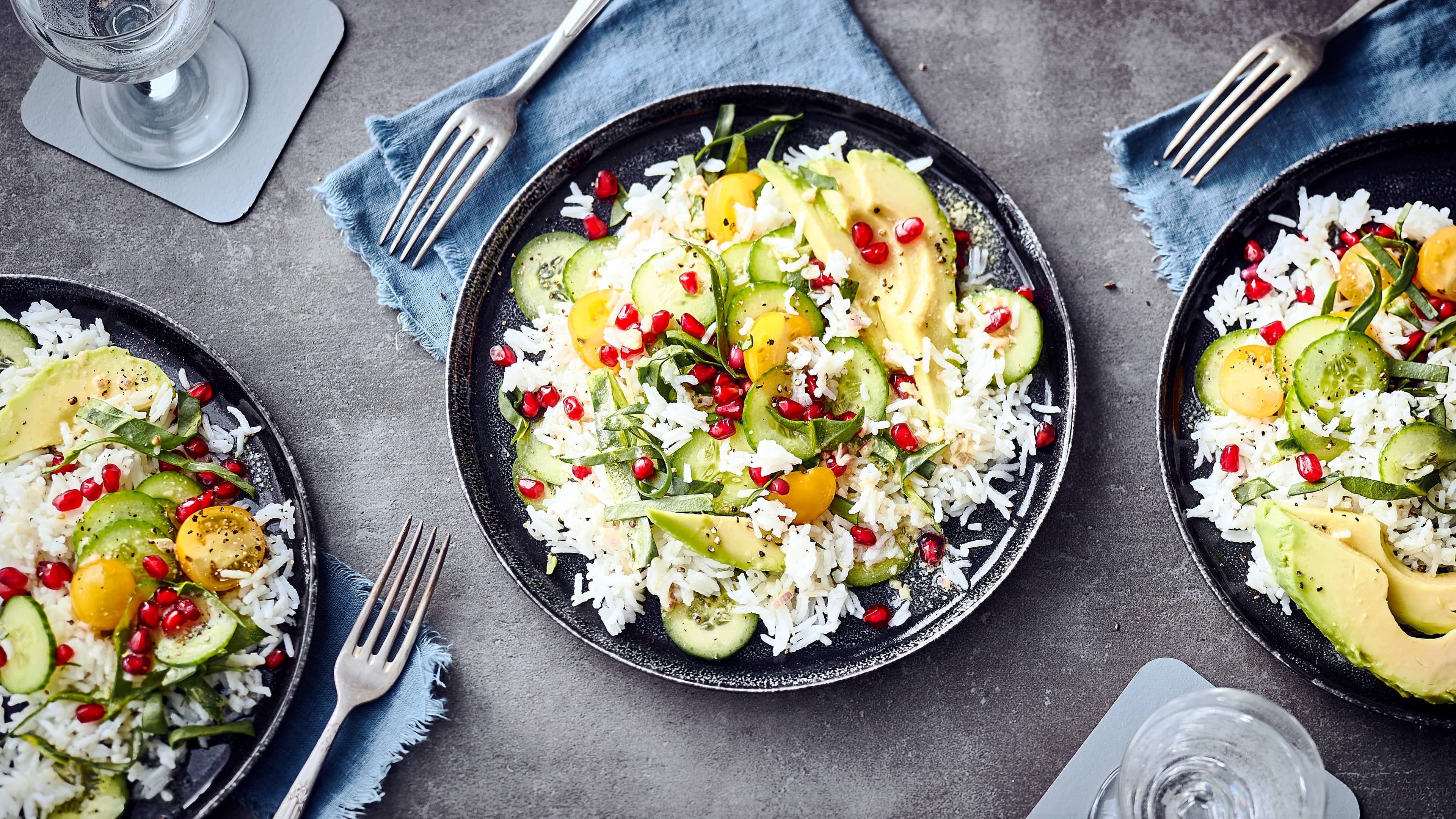 Gurken-Reis-Salat Unser Rezept für einen erfrischenden Gurken-Reis-Salat ist vegan und in 20 Minuten zubereitet: Mit Mangold, Avocado und Granatapfelkernen – gleich ausprobieren!