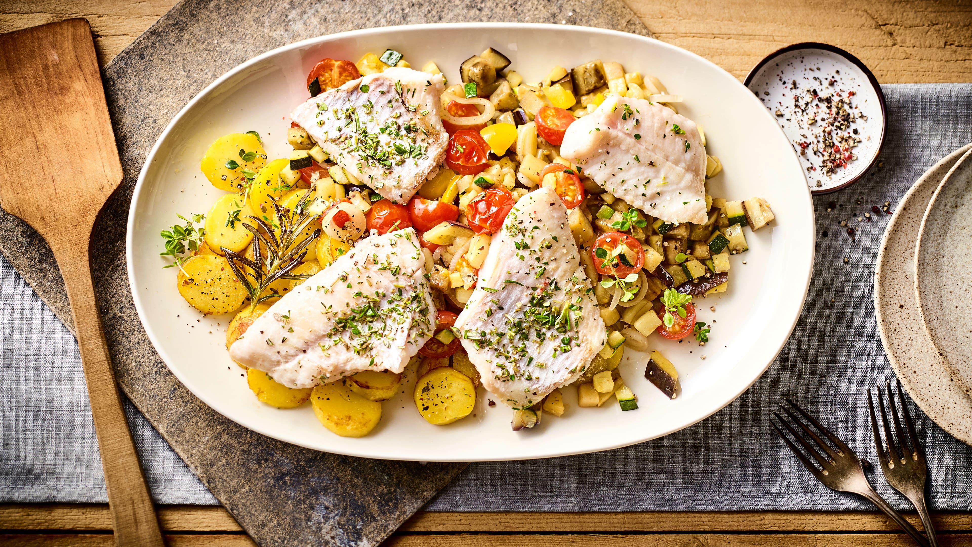 Rotbarschfilets mediterran Verzaubern Sie Ihre Gäste mit diesem mediterranen Fischgericht: aus dem Ofen: Rotbarschfilets auf Aubergine-Zucchini-Paprika-Gemüse mit Cocktailtomaten, Kartoffeln und Thymian – in 50 Minuten zubereitet!