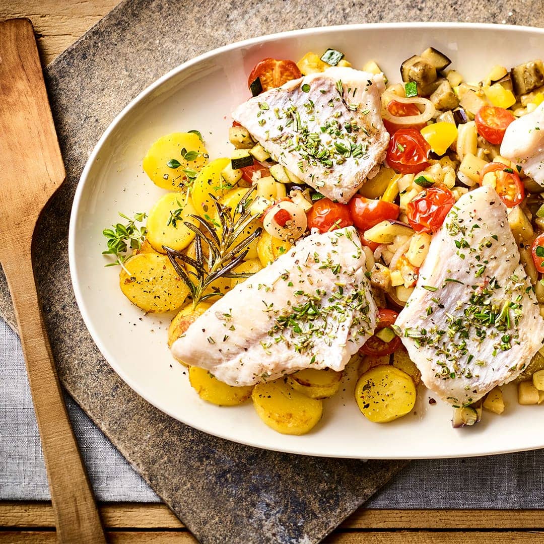 Verzaubern Sie Ihre Gäste mit diesem mediterranen Fischgericht: aus dem Ofen: Rotbarschfilets auf Aubergine-Zucchini-Paprika-Gemüse mit Cocktailtomaten, Kartoffeln und Thymian – in 50 Minuten zubereitet!