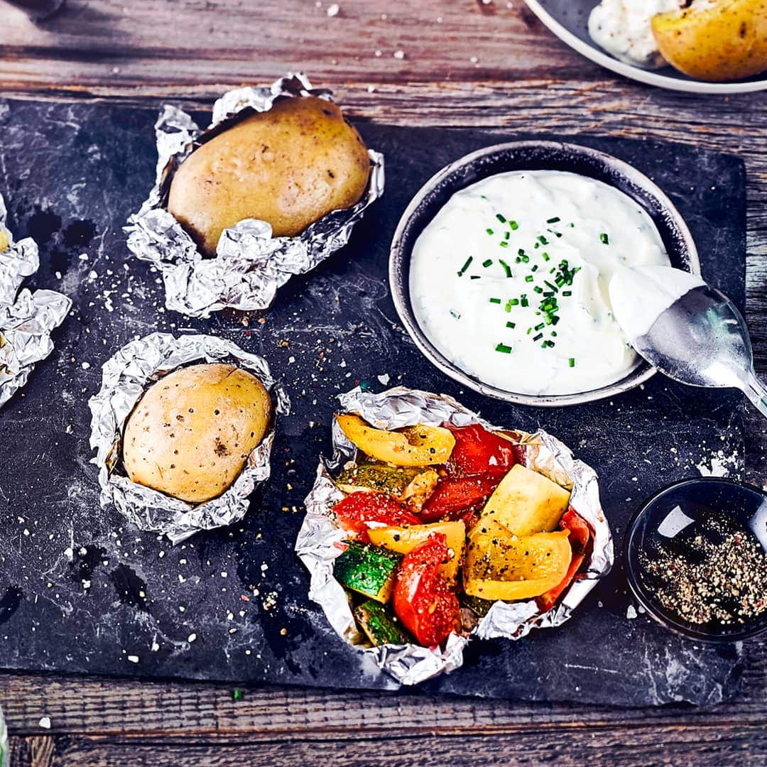 Eine super leckere Beilage vom Grill: Kartoffeln, Paprika, Zucchini und Tomaten in Alufolie gegrillt mit einer Sour Cream.