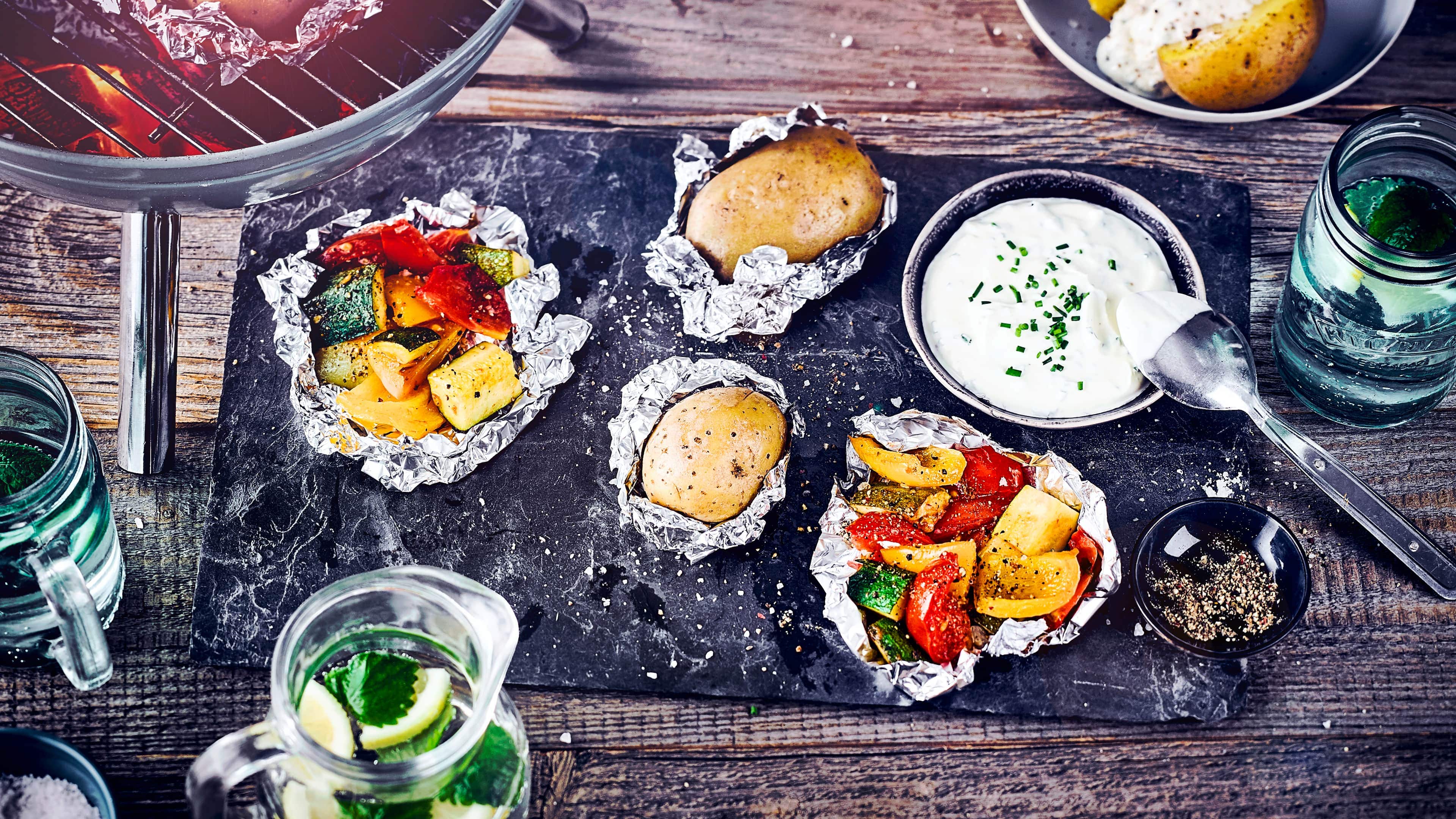 Gegrilltes Foliengemüse Eine super leckere Beilage vom Grill: Kartoffeln, Paprika, Zucchini und Tomaten in Alufolie gegrillt mit einer Sour Cream.