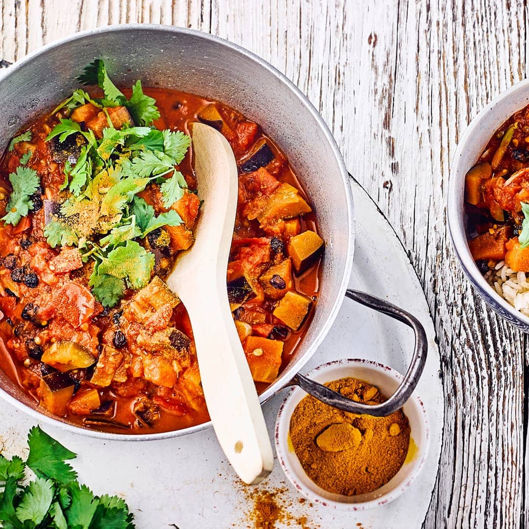 Pakistanisches Curry auf Basis von Aubergine und Tomaten (Baingan Tamatar).