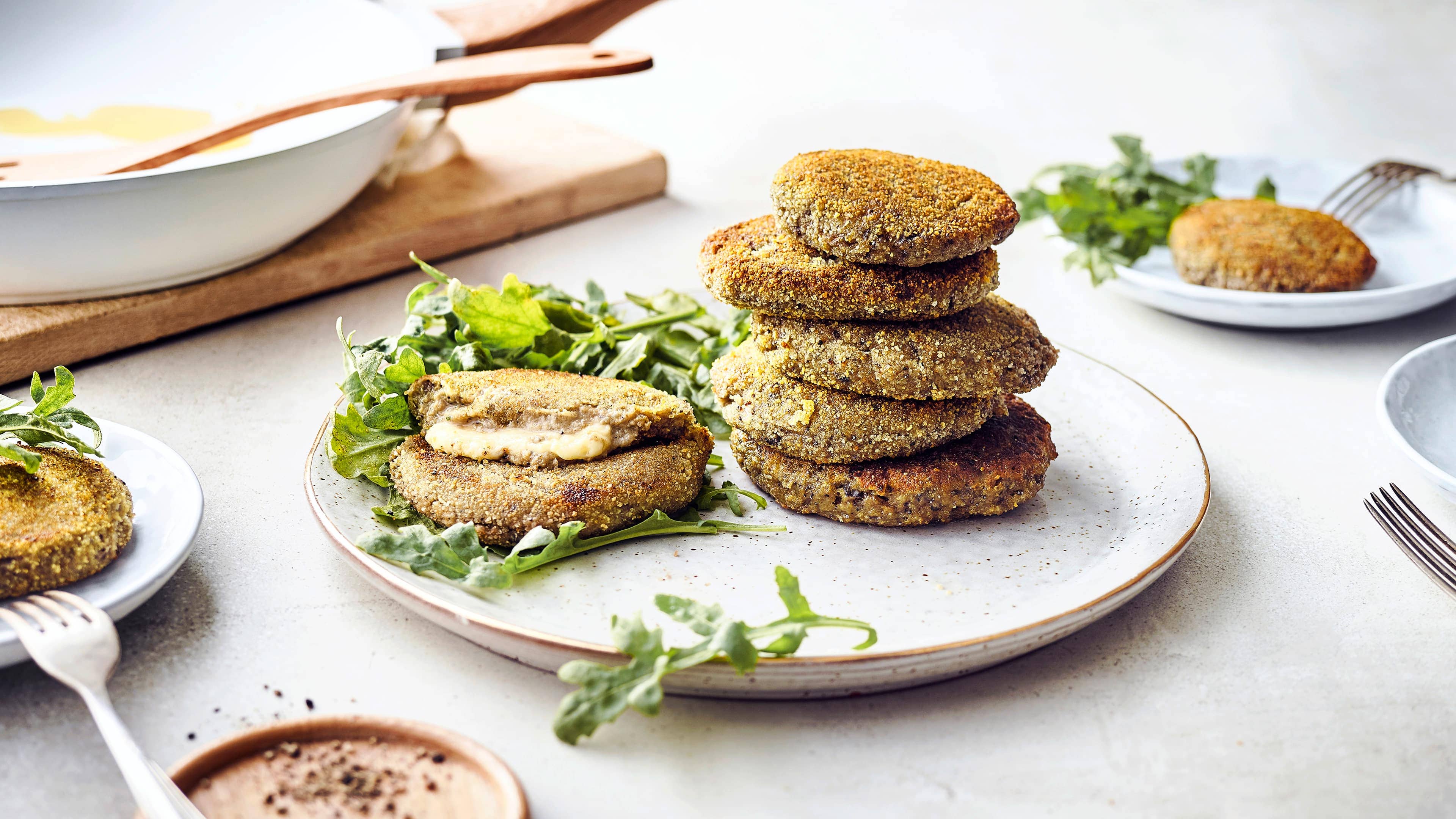 Auberginenbratlinge Unser Tipp für eine leckere Zwischenmahlzeit, die Sie in einer Stunde zubereitet haben: Probieren Sie unsere panierten Auberginenbratlinge gefüllt mit einer kleinen Mozzarellakugel!
