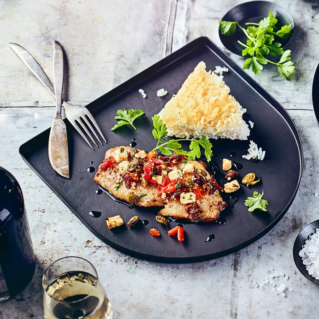 Saftiges Kabeljaufilet mit selbstgemachter Gemüse-Schafskäse-Kruste an knusprigem Basmatireis - einfach köstlich!