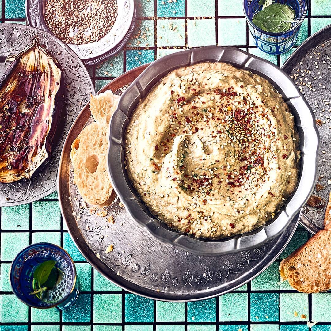 Holen Sie sich etwas Inspiration für echt orientalische Küche mit unserem Auberginenpüree-Rezept. Aubergine grillen, pürieren, würzen, fertig!