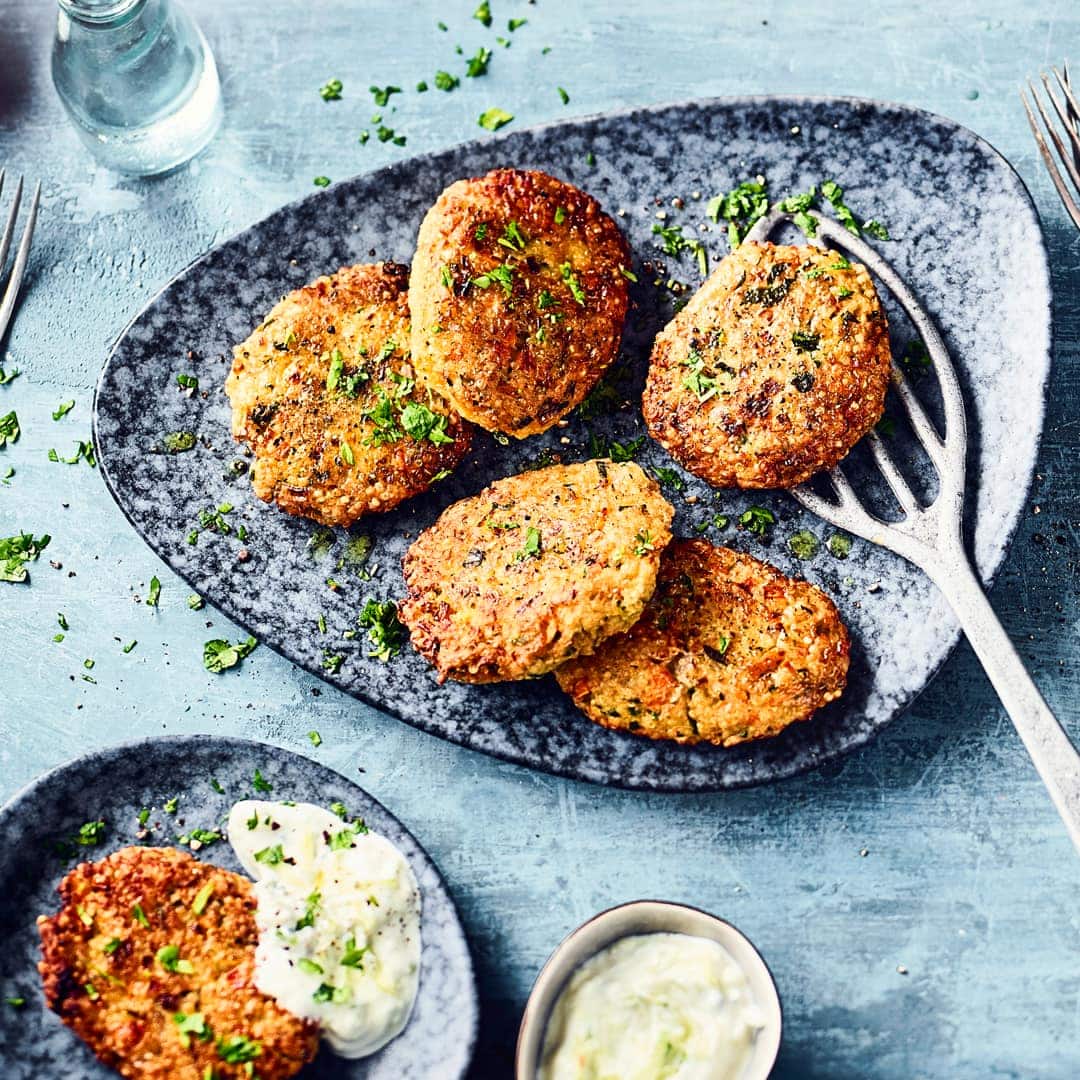 Frikadellen aus Quinoa und Gemüse mit selbstgemachter Joghurtsauce. Eine schnelle vegetarische Mahlzeit, die richtig lecker ist!