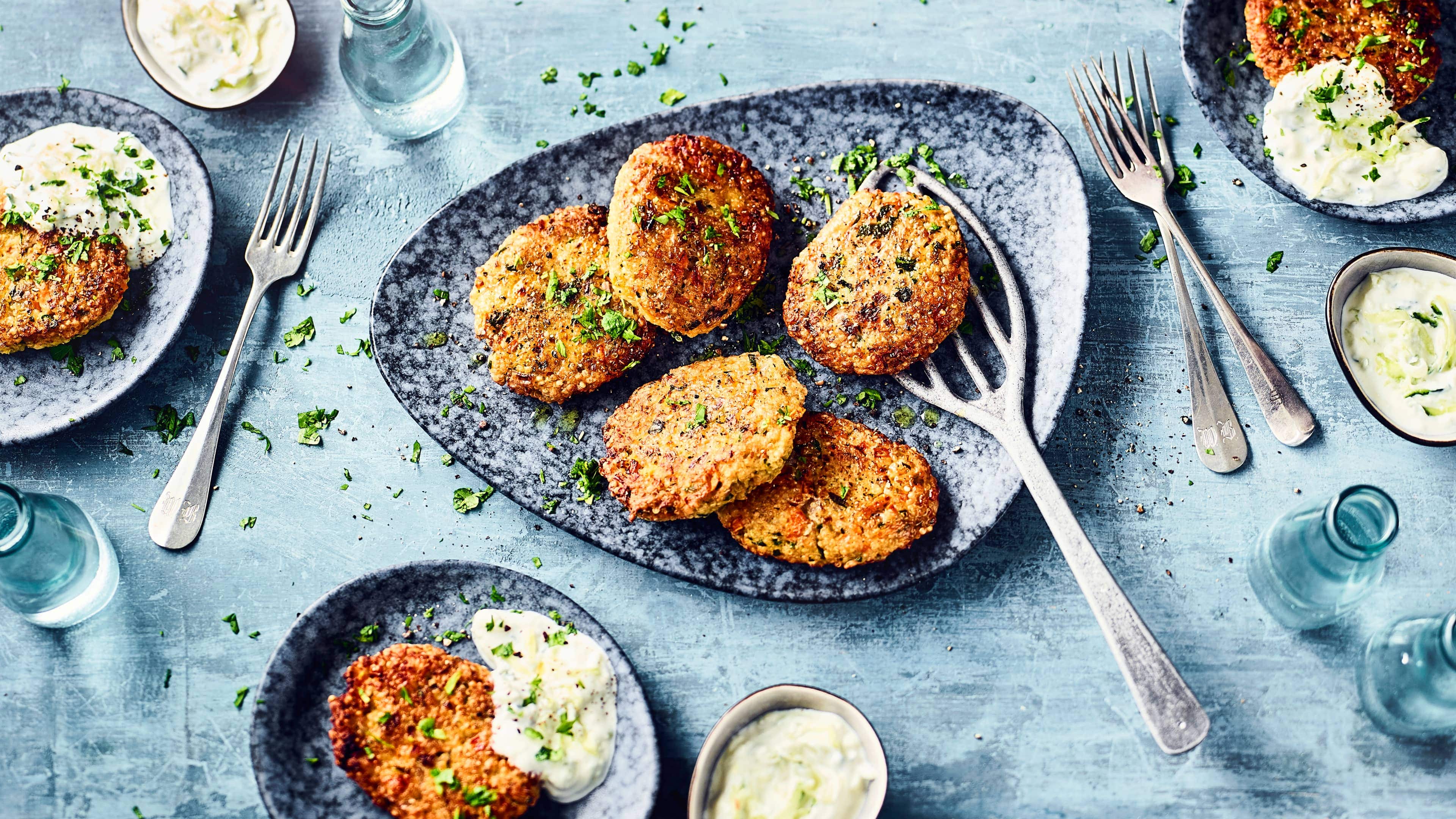 Quinoa-Frikadellen Frikadellen aus Quinoa und Gemüse mit selbstgemachter Joghurtsauce. Eine schnelle vegetarische Mahlzeit, die richtig lecker ist!