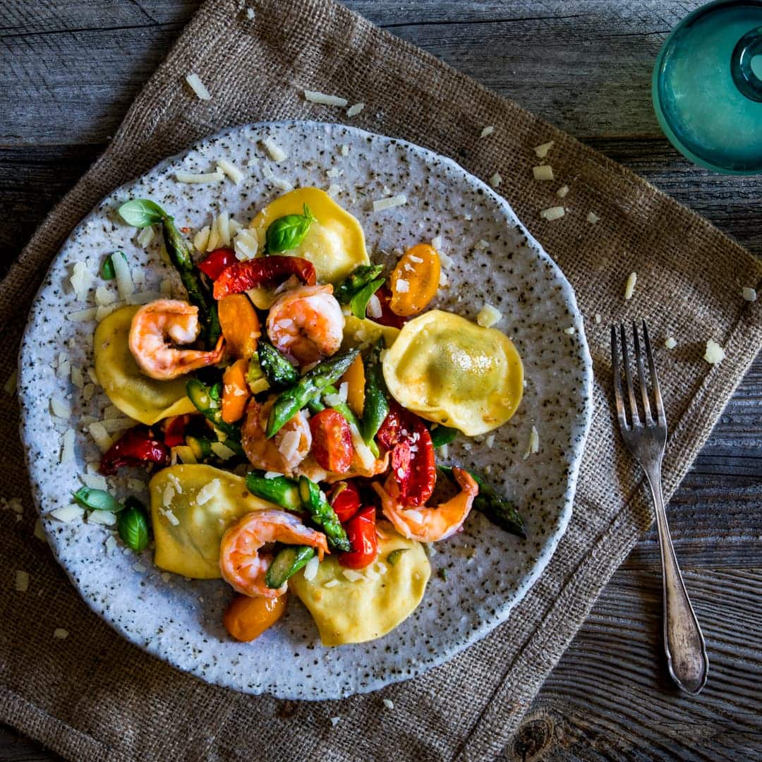 Das ist echter Pastagenuss: Lecker gefüllte Tortellis und dazu Garnelen mit grünem Spargel - ganz einfach und ein echter Genuss!