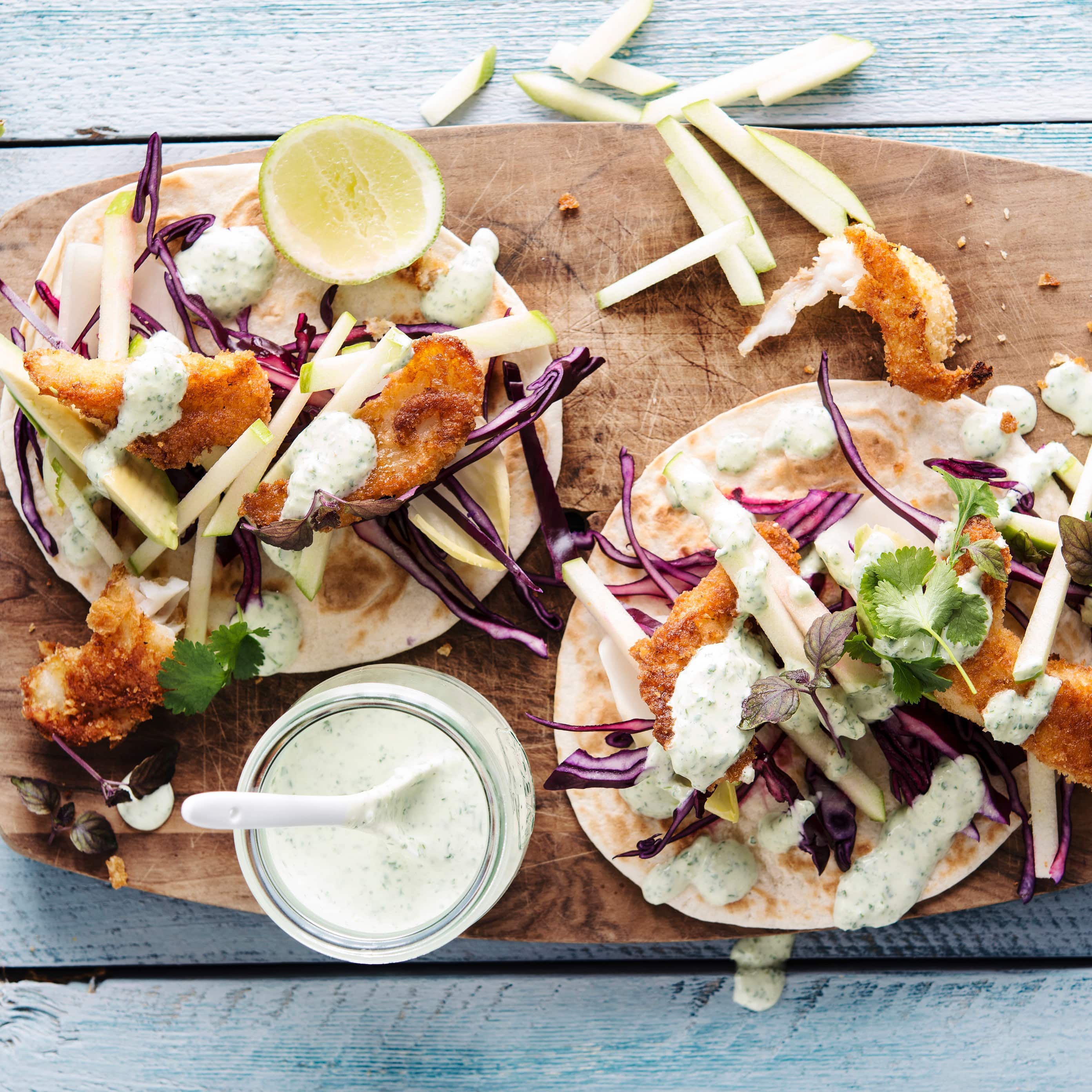 Köstliche Verführung aus Mexiko: Mit unserem Burrito-Rezept mit knusprigem Fischfilet, Äpfeln und Avocado schmeckt die mexikanische Küche gleich besonders gut!