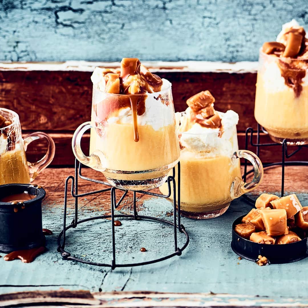 Ein heißer Punsch wärmt in der kalten Jahreszeit und verbreitet weihnachtliche Stimmung. Bereiten Sie mit unserem Rezept einen leckeren Eierpunsch zu!