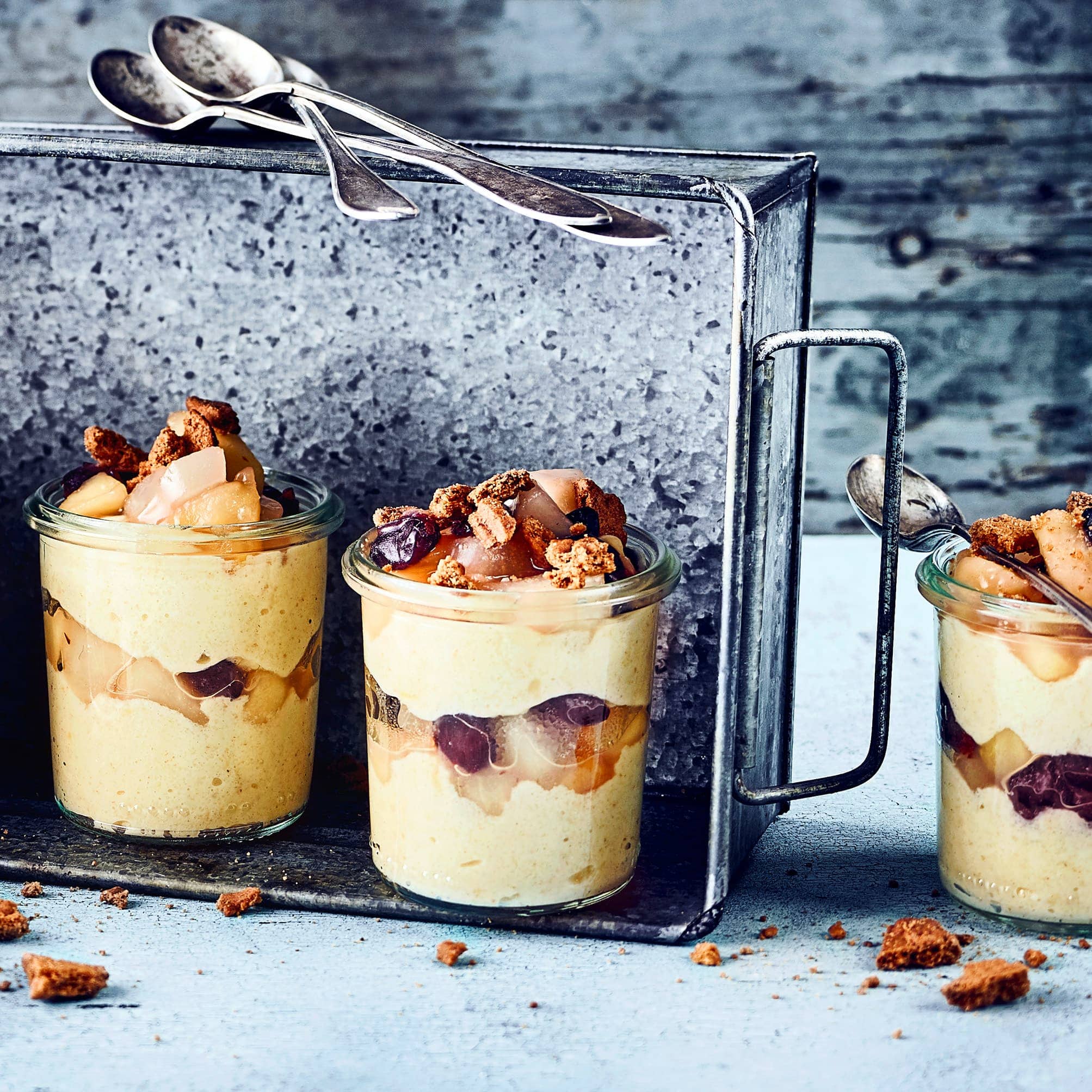 Ein köstliches Grieß-Schichtdessert mit Cranberries, Äpfeln und Birnen. Garnieren Sie die Gläser noch mit Spekulatius-Bröseln.