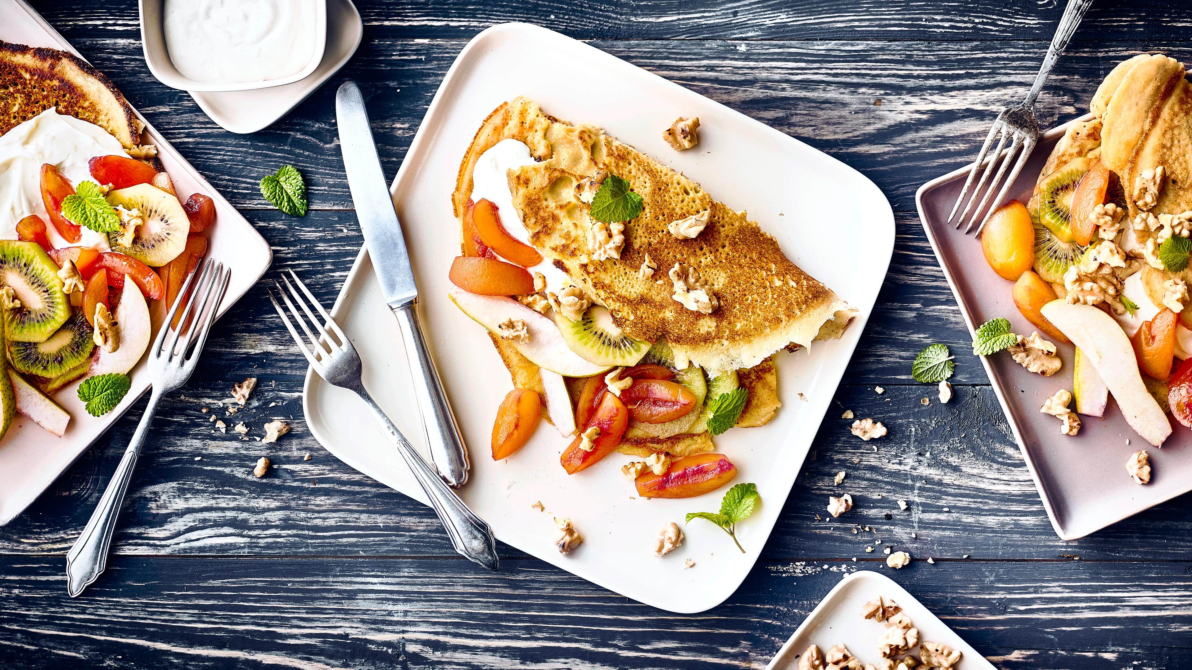 Hirse-Mais-Pfannkuchen mit süßer Füllung Ein Dessert ohne Gluten und Laktose: Backen Sie unsere Hirse-Mais-Pfannkuchen mit einer Füllung aus Obst und Quarkcreme und gerösteten Walnüssen!