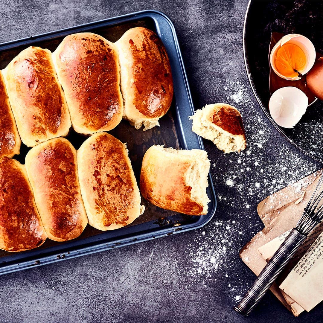 Die leckeren Einback schmecken ähnlich wie Milchbrötchen und passen besonders gut zu heißer Schokolade, Kaffee oder als süße Frühstücksbrötchen.