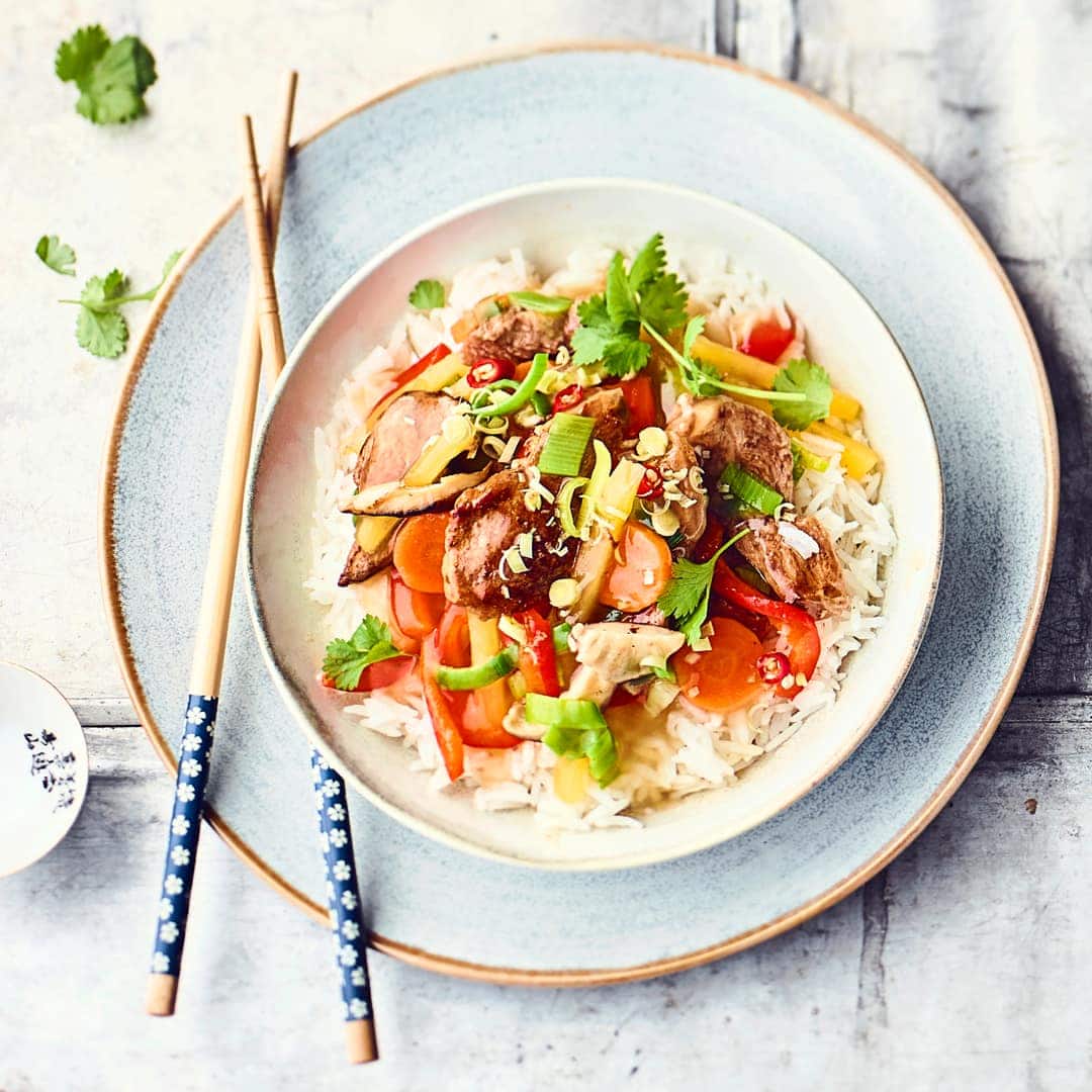 Probieren Sie unser Rezept für Ente aus dem Wok einmal aus: Gebratene Brustfiletscheiben mit herbstlichem Gemüse und Shiitake-Pilzen an duftendem Basmatireis!