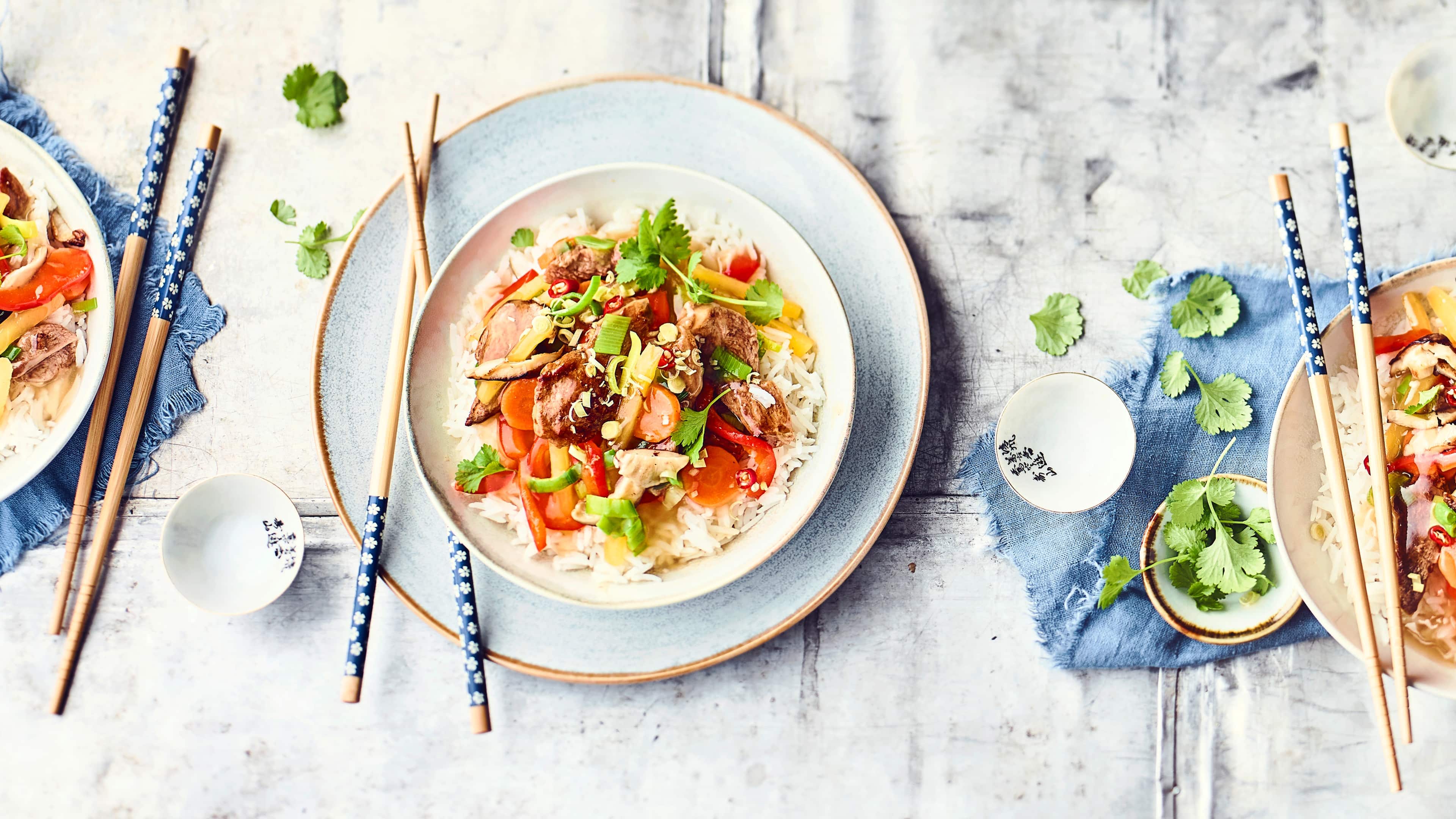 Ente aus dem Wok Probieren Sie unser Rezept für Ente aus dem Wok einmal aus: Gebratene Brustfiletscheiben mit herbstlichem Gemüse und Shiitake-Pilzen an duftendem Basmatireis!