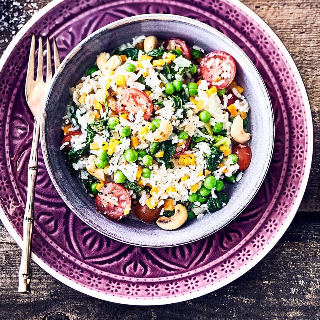 Sie suchen Inspiration für vegane Gerichte? Kochen Sie schnell und einfach unsere indische Reis-Gemüse-Pfanne mit Lebkuchengewürz und Lorbeerblättern.
