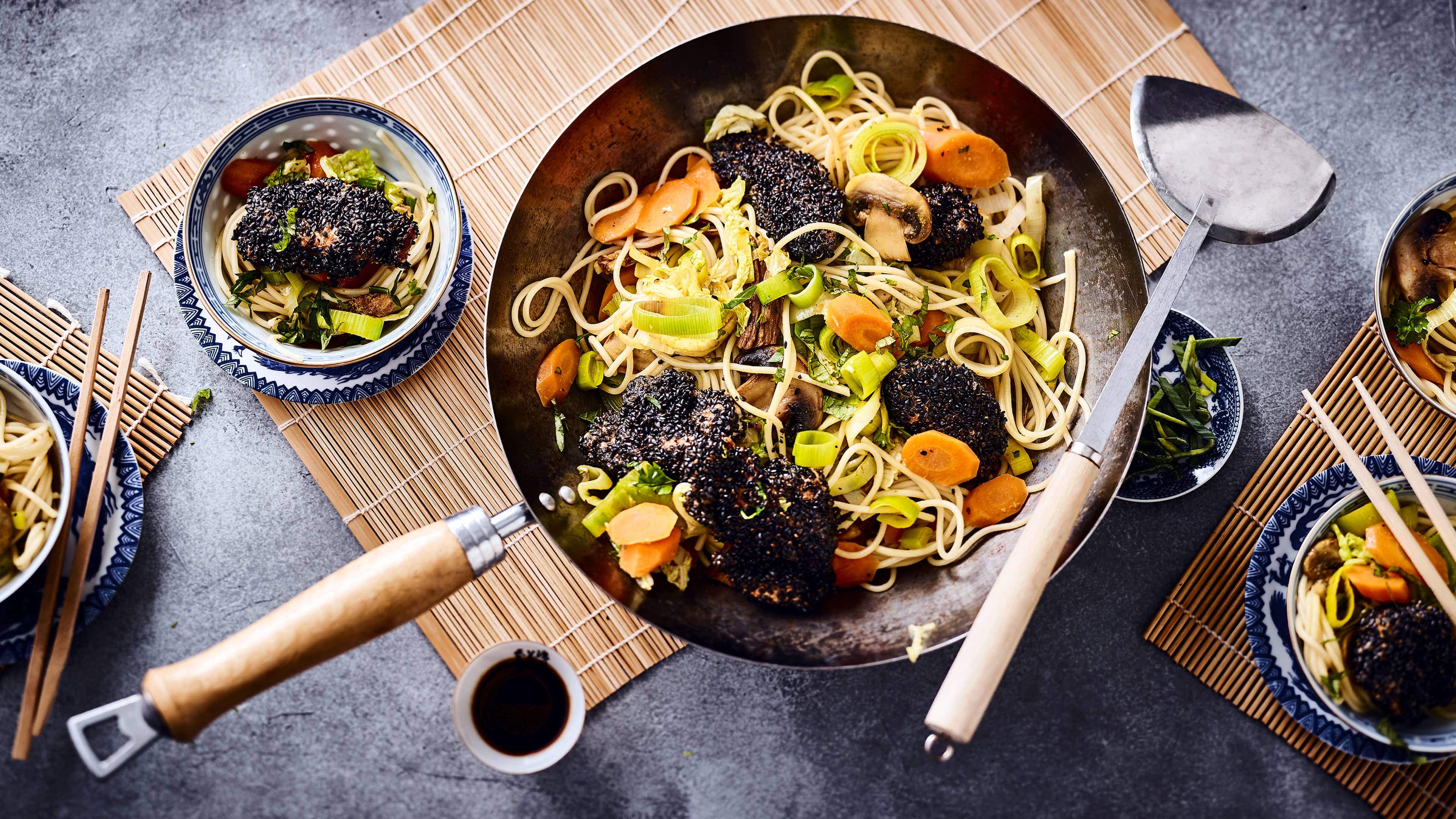 Gemüsewok mit Putenstreifen Probieren Sie unser laktosefreies Rezept für Gemüsewok einmal aus: Mit Steinpilzen, Chinakohl, Karotte, Lauch und gebratenen Putenbruststreifen in Sesam-Panade – fertig in 25 Minuten!