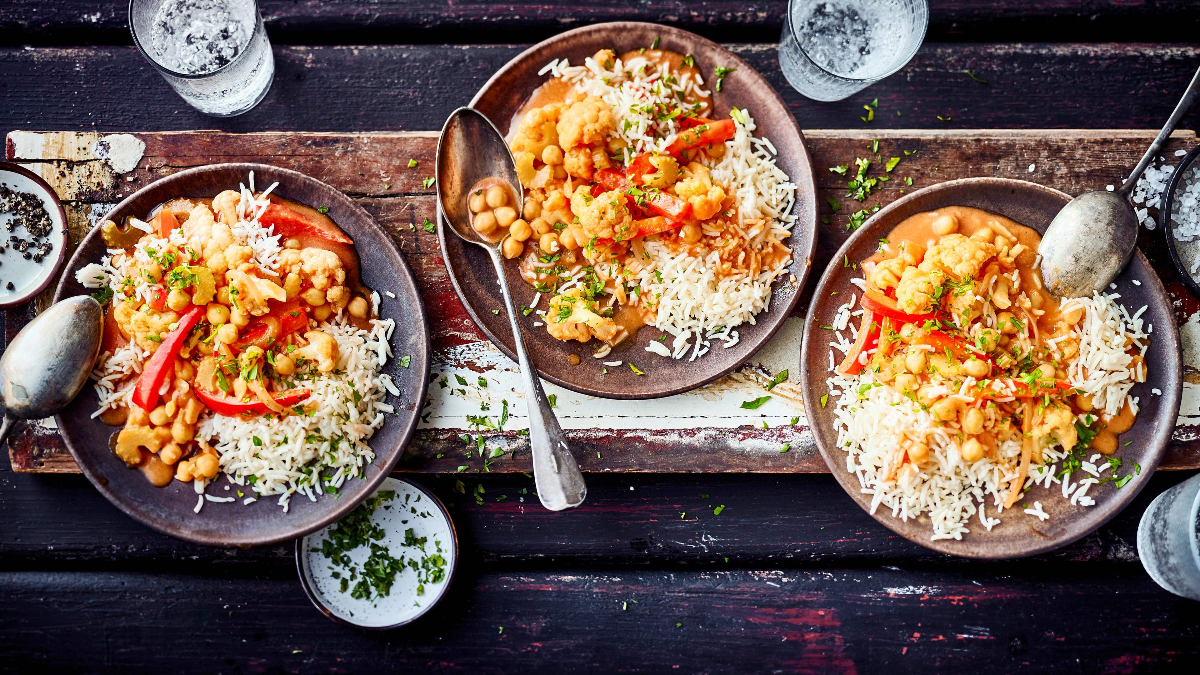 Gemüsecurry mit Basmatireis Kokosmilch, Mandelmus und knackiges Gemüse machen dieses Curry-Rezept zu einem Highlight auf jeder Dinnerparty. Probieren Sie es aus!
